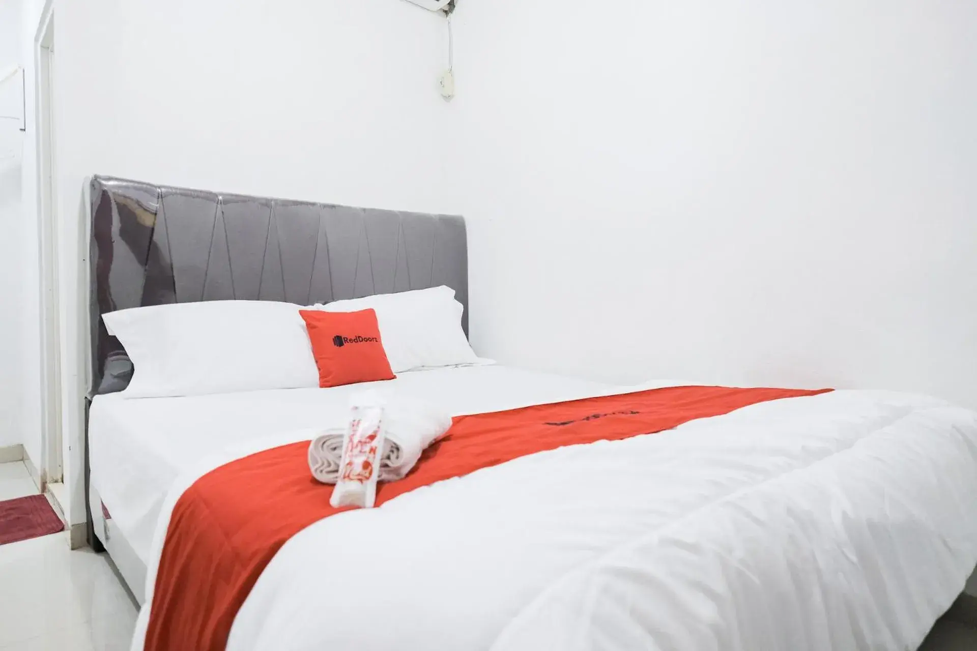 Queen Room in RedDoorz near Jalan Perintis Kemerdekaan Lampung Queen Room in RedDoorz near Jalan Perintis Kemerdekaan Lampung