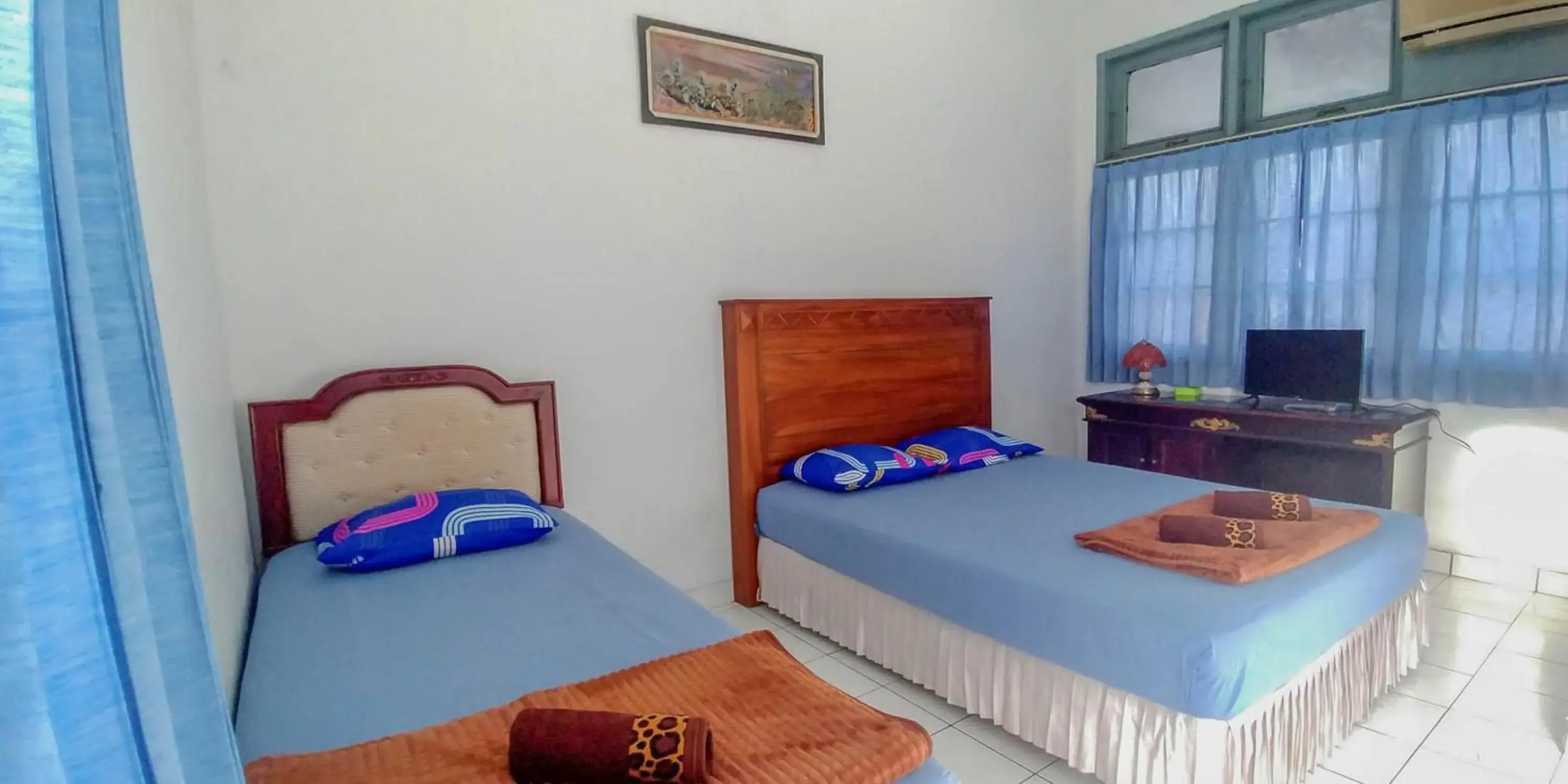 Family Room in Hotel Rajawali Mitra RedDoorz Family Room in Hotel Rajawali Mitra RedDoorz