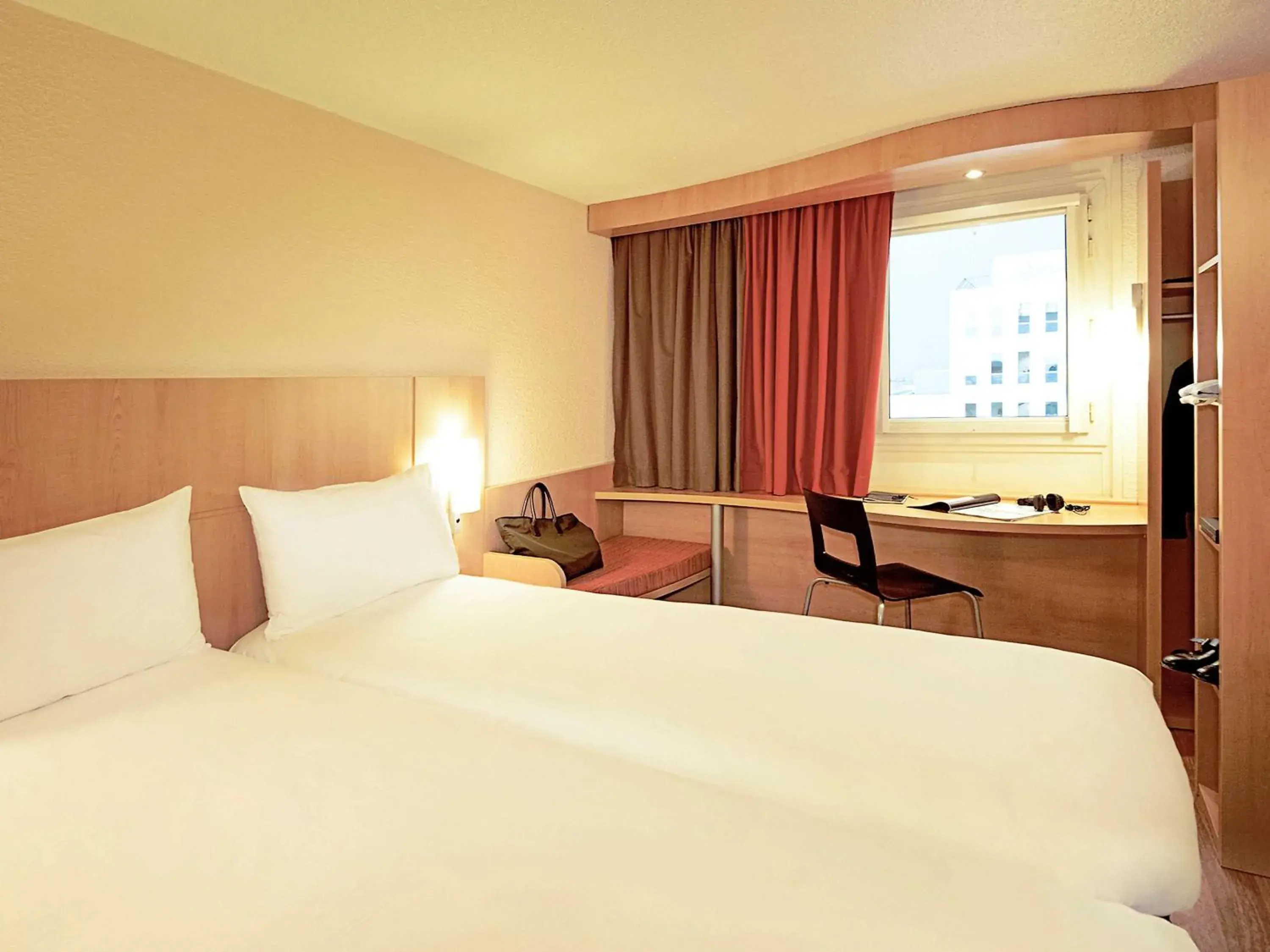 Standard Twin Room in ibis Rambouillet Standard Twin Room in ibis Rambouillet