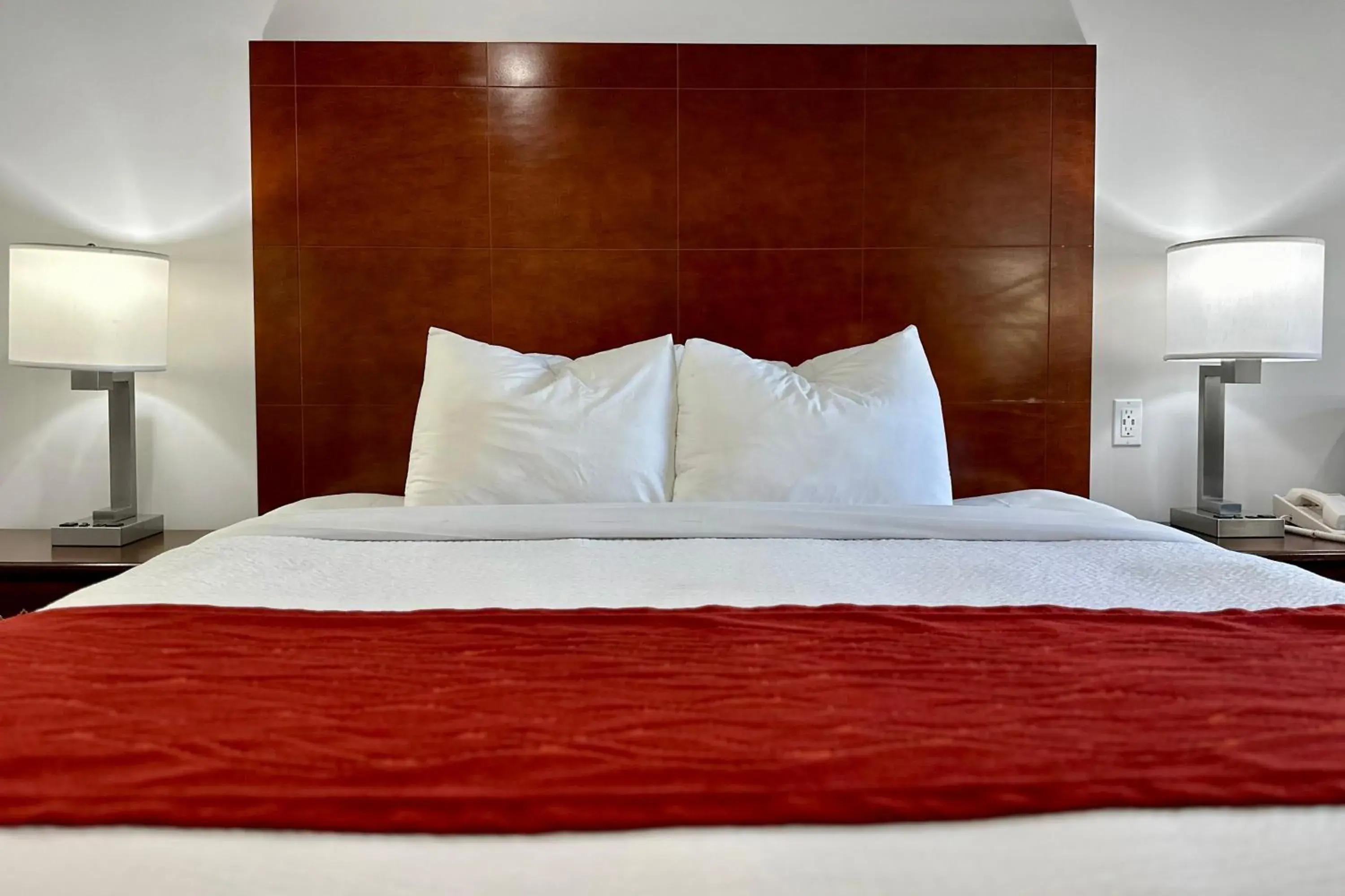 King Suite in Hyland Inn near Pasadena Civic Center King Suite in Hyland Inn near Pasadena Civic Center