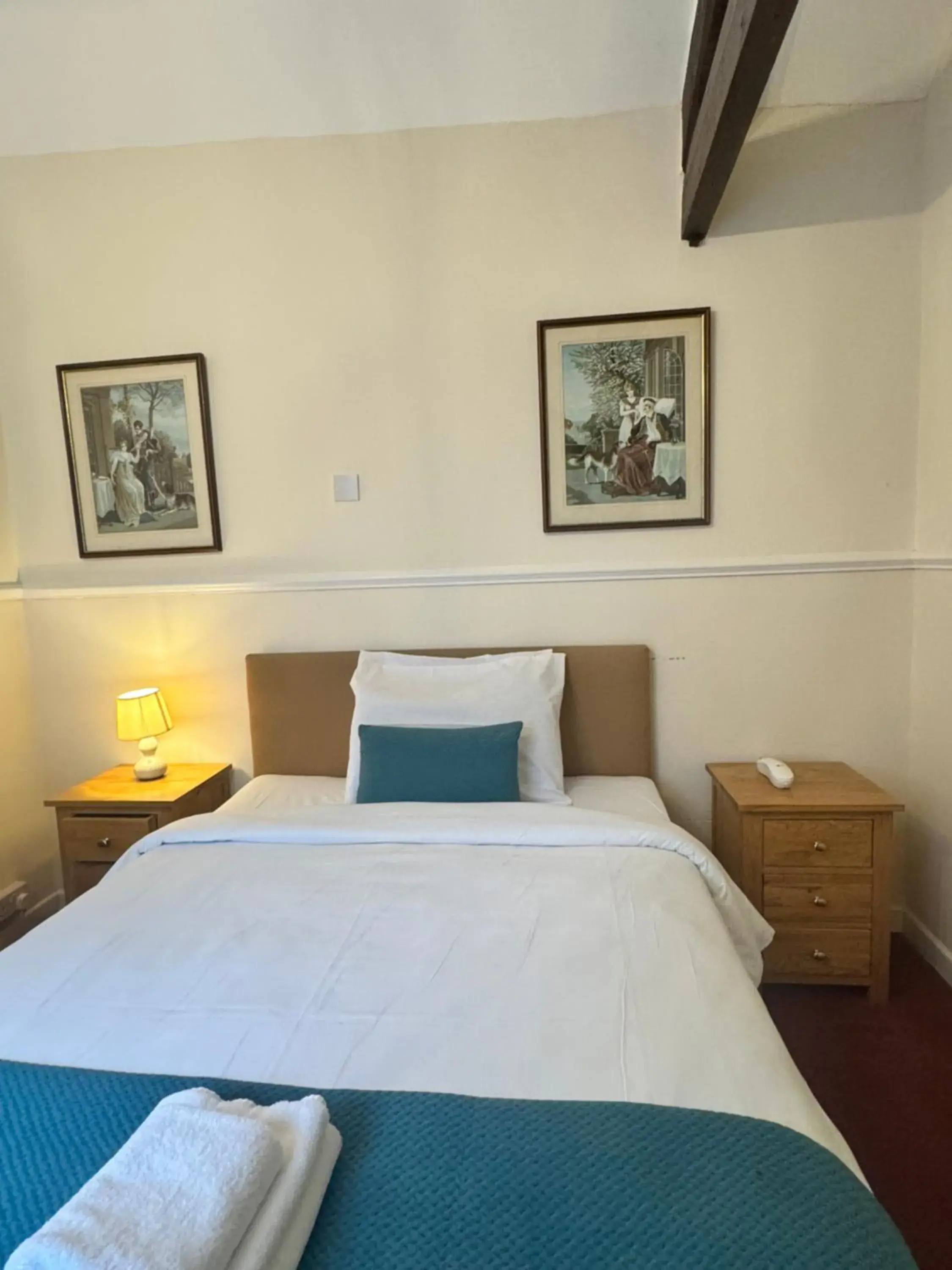 Large Single Room in Crown Hotel Cotswold Large Single Room in Crown Hotel Cotswold