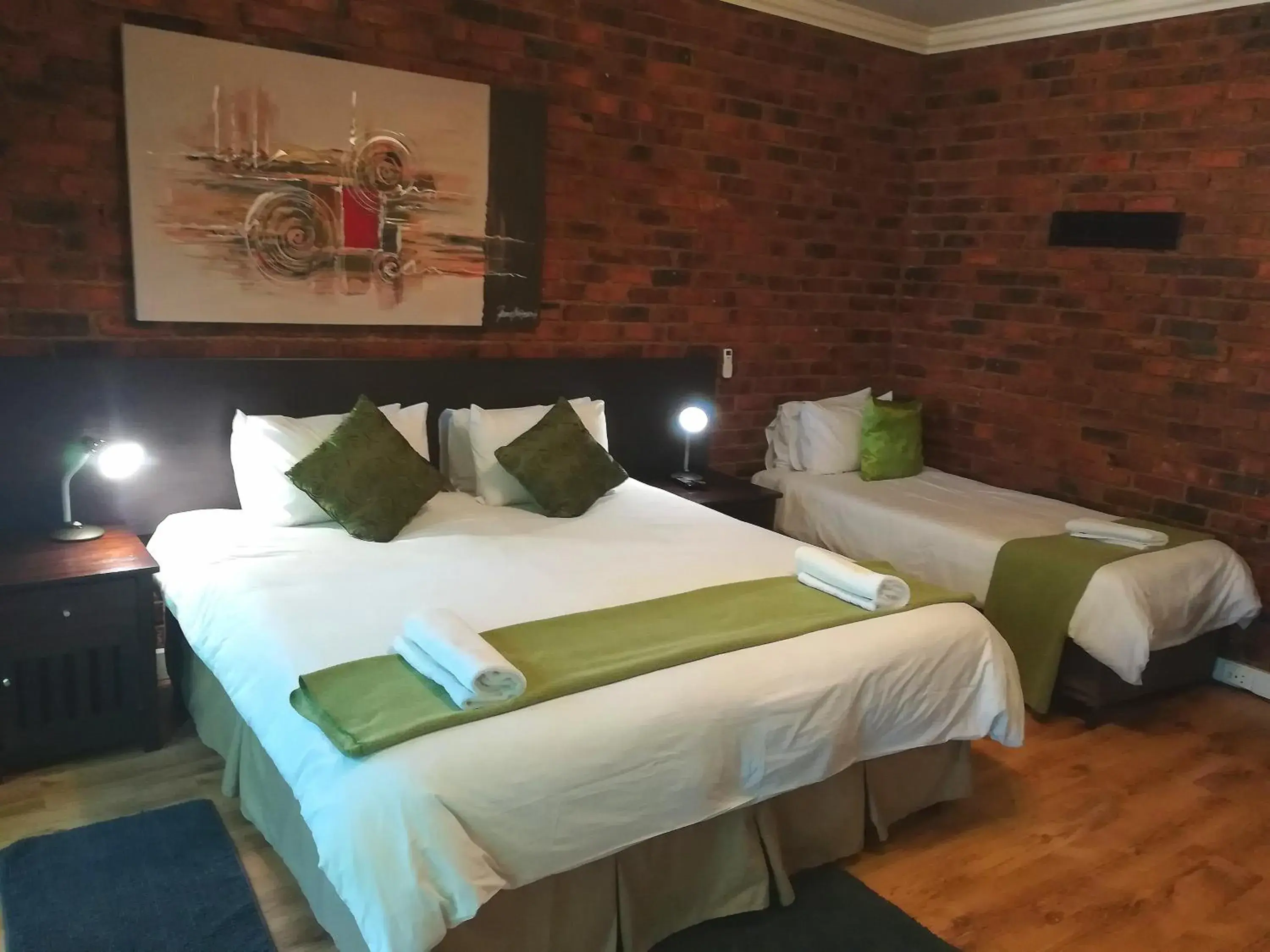 Luxury Triple Room - single occupancy in 24 Onvrey Guest House Luxury Triple Room - single occupancy in 24 Onvrey Guest House