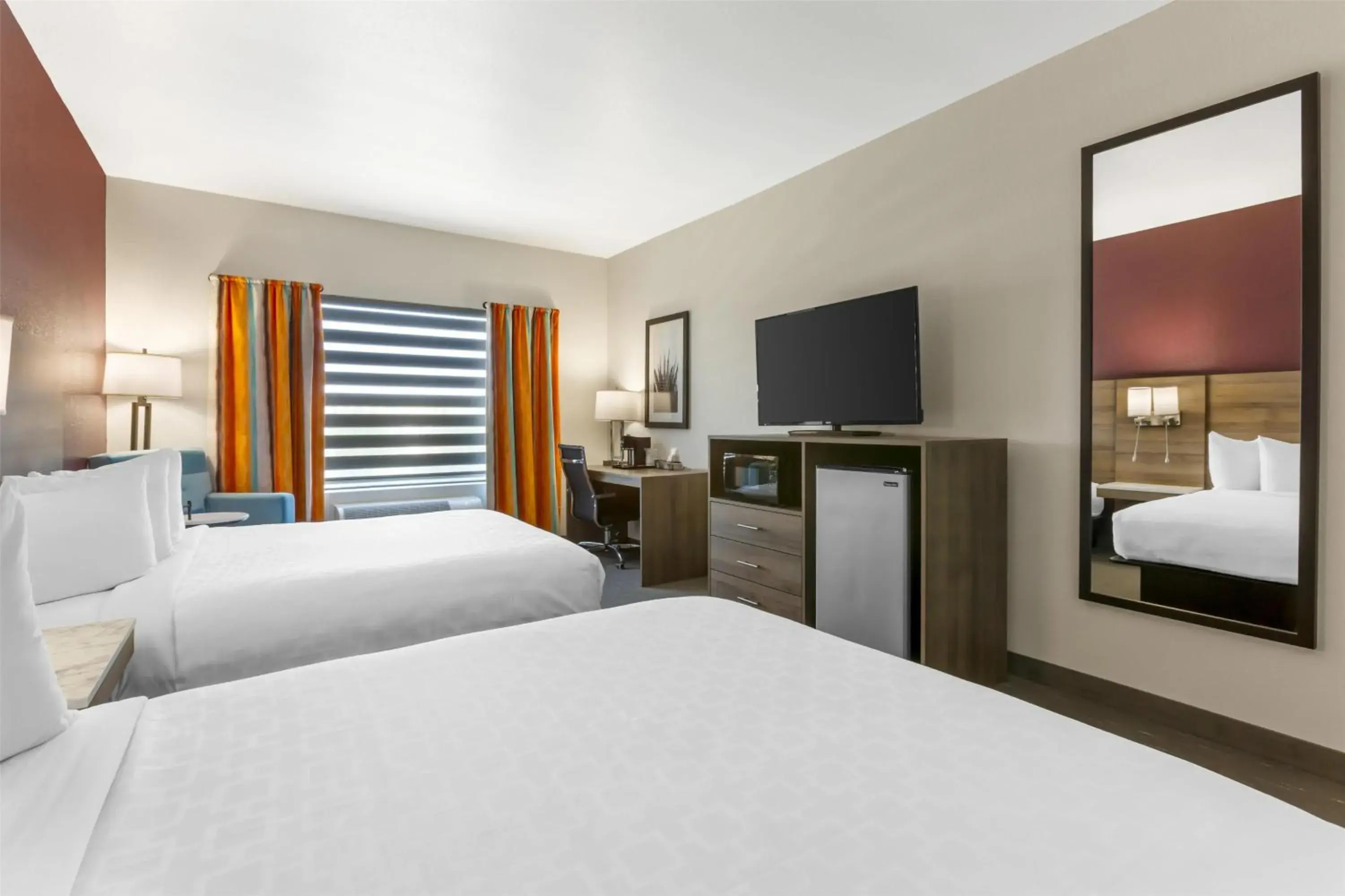 Two-Bedroom Suite with One King Bed and Two Queen Beds - Communication Assistance in Best Western Plus Casa Grande Inn & Suites Two-Bedroom Suite with One King Bed and Two Queen Beds - Communication Assistance in Best Western Plus Casa Grande Inn & Suites