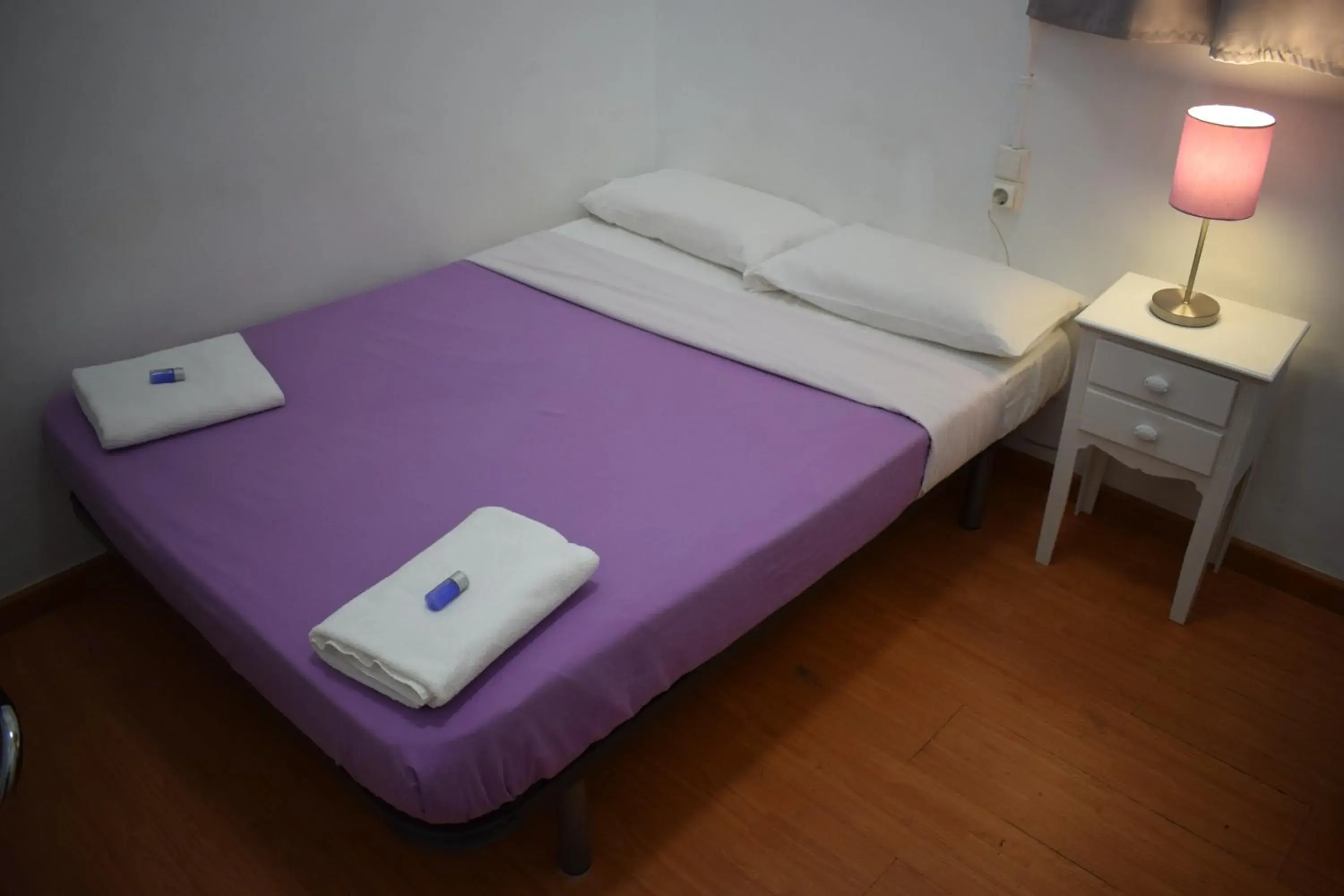 Budget Double Room with Shared Bathroom in Hostal MiMi Las Ramblas Budget Double Room with Shared Bathroom in Hostal MiMi Las Ramblas