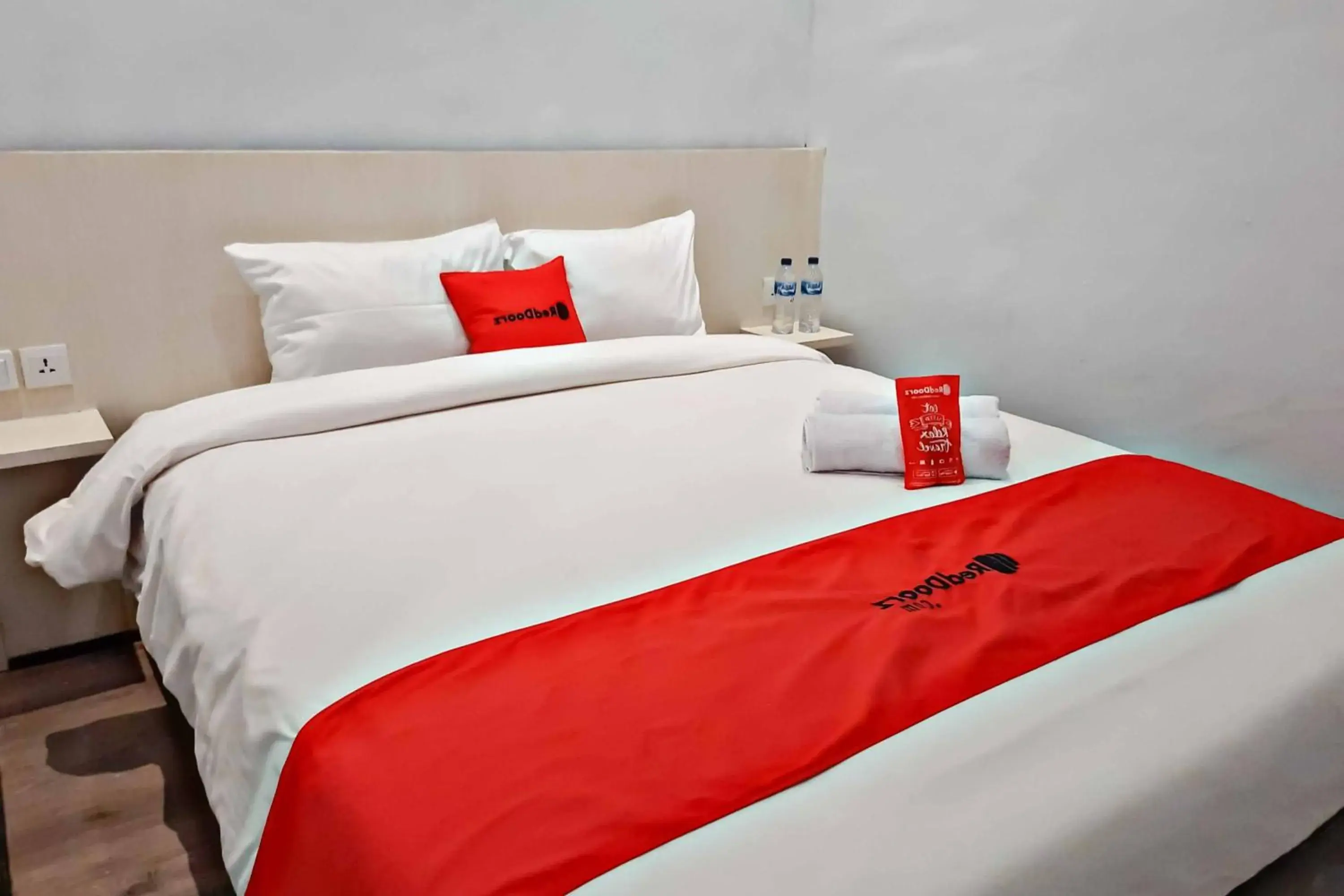 RedDoorz Deluxe Room in RedDoorz CBD Polonia Medan RedDoorz Deluxe Room in RedDoorz CBD Polonia Medan