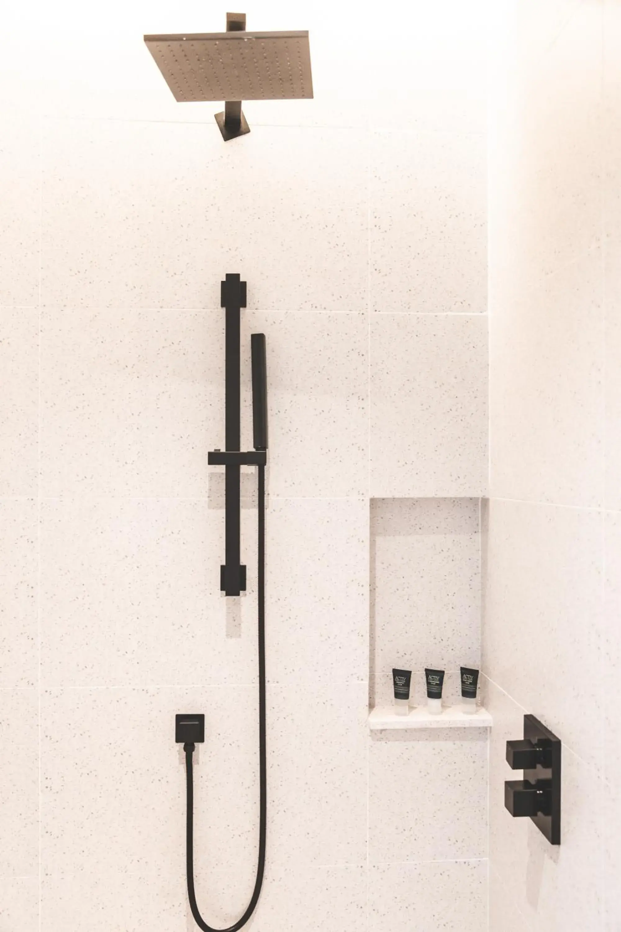 Corner guest room with two double beds and city view in Four Points by Sheraton Shanghai Hongqiao Corner guest room with two double beds and city view in Four Points by Sheraton Shanghai Hongqiao