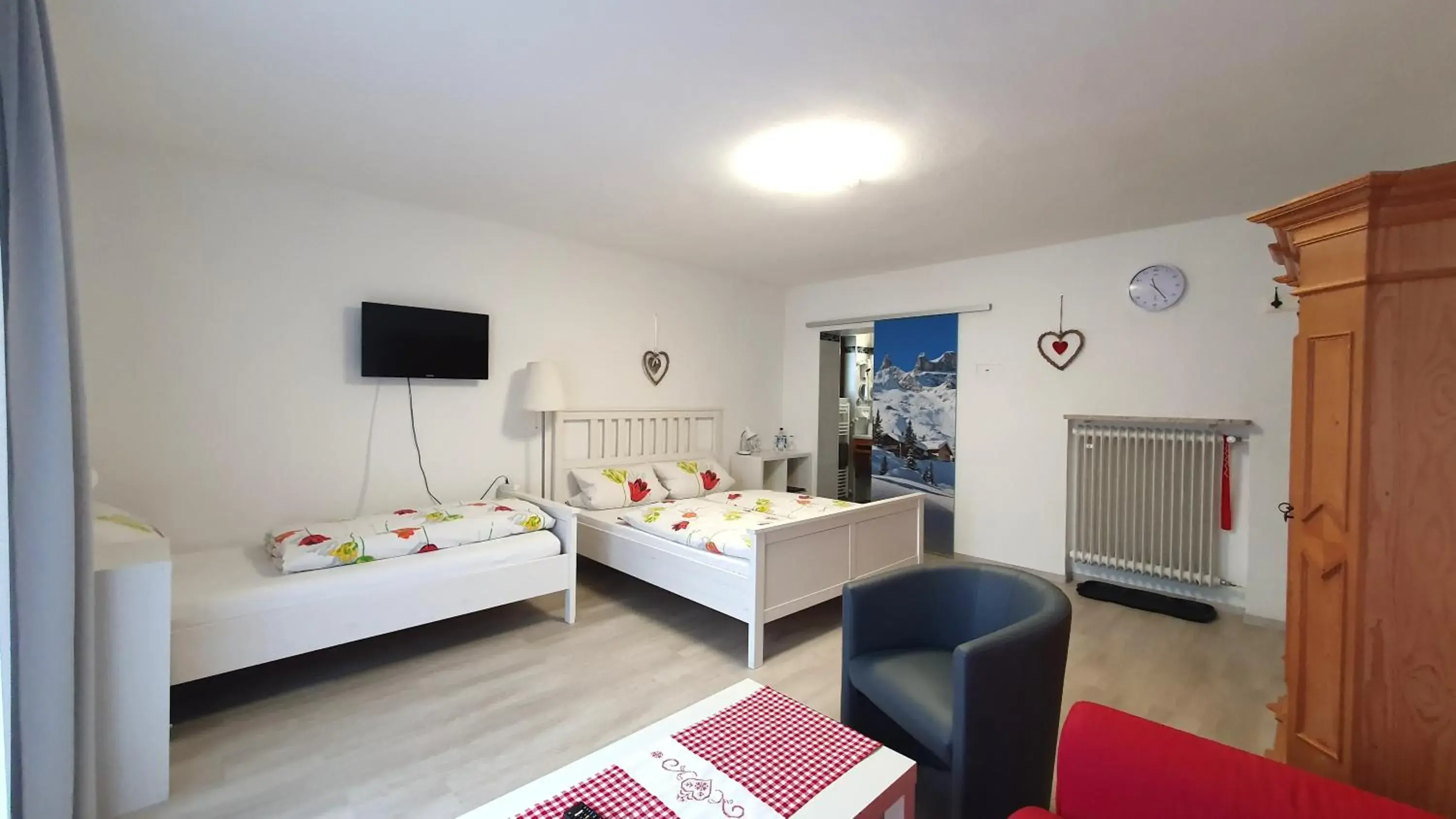 Triple Room in Hotel Garni Haus Alpine - Chiemgau Karte inkl Triple Room in Hotel Garni Haus Alpine - Chiemgau Karte inkl