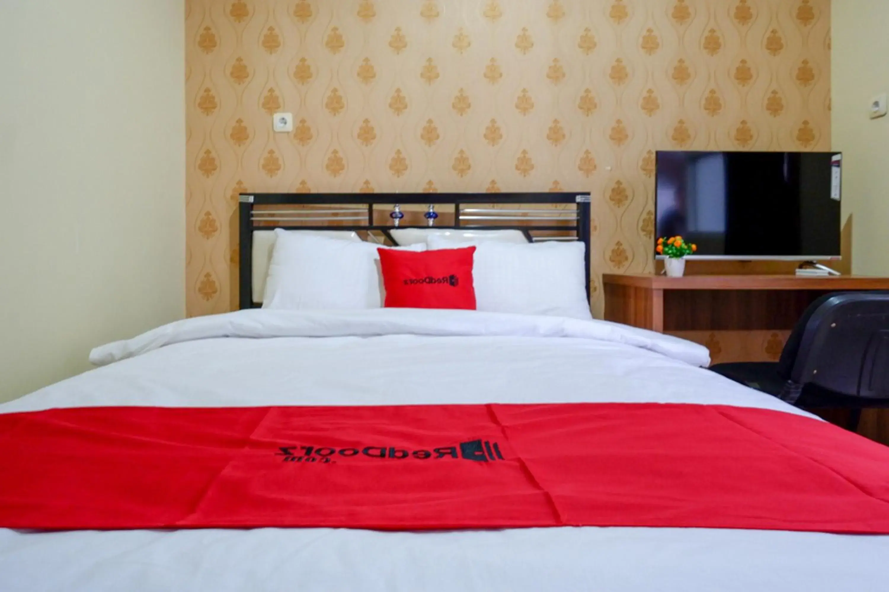 Double Room in RedDoorz @ Jalan Bali Cilacap Double Room in RedDoorz @ Jalan Bali Cilacap