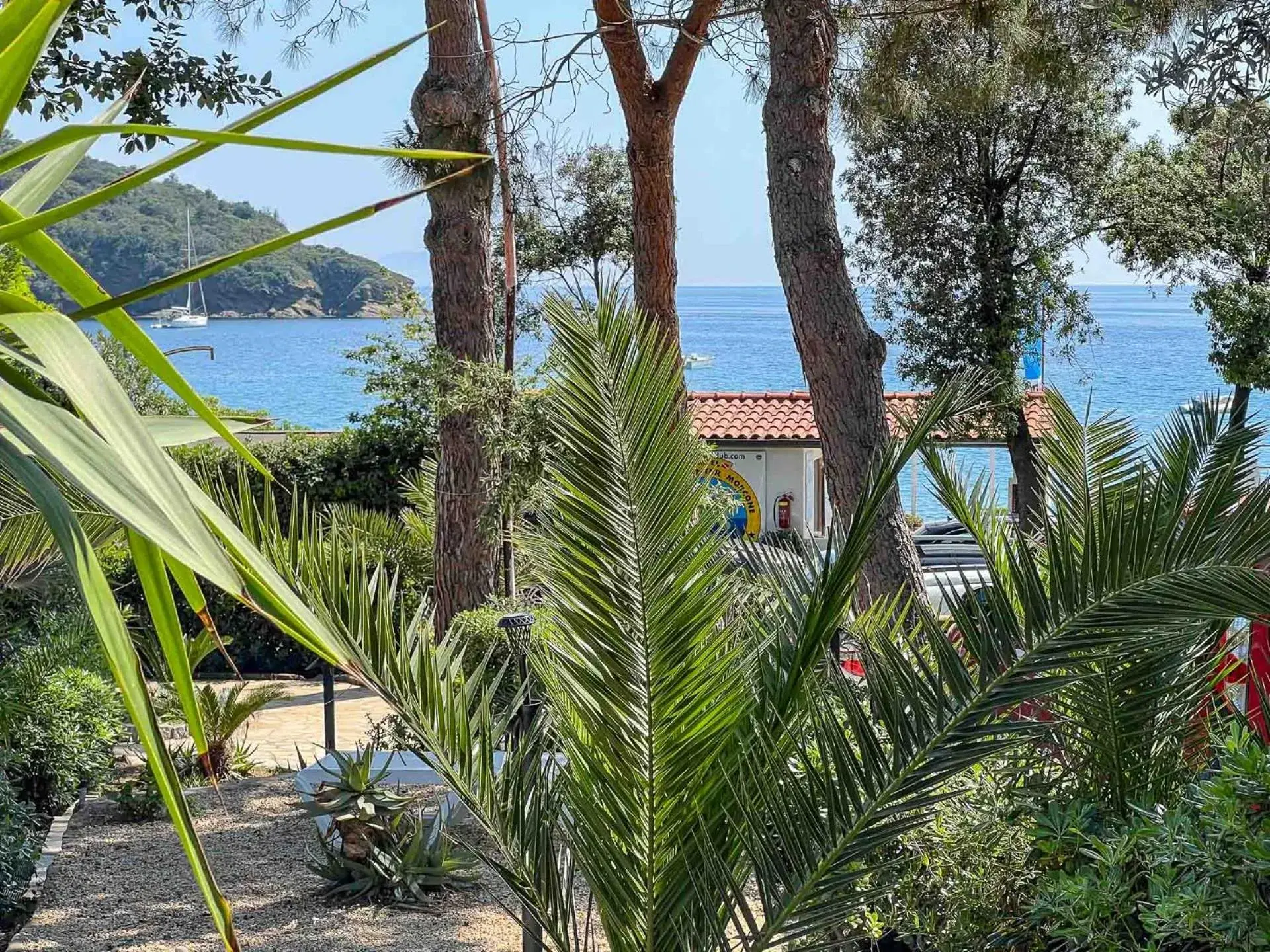 Family Studio in Residence Mandel 2 by Mandel Club Family Studio in Residence Mandel 2 by Mandel Club