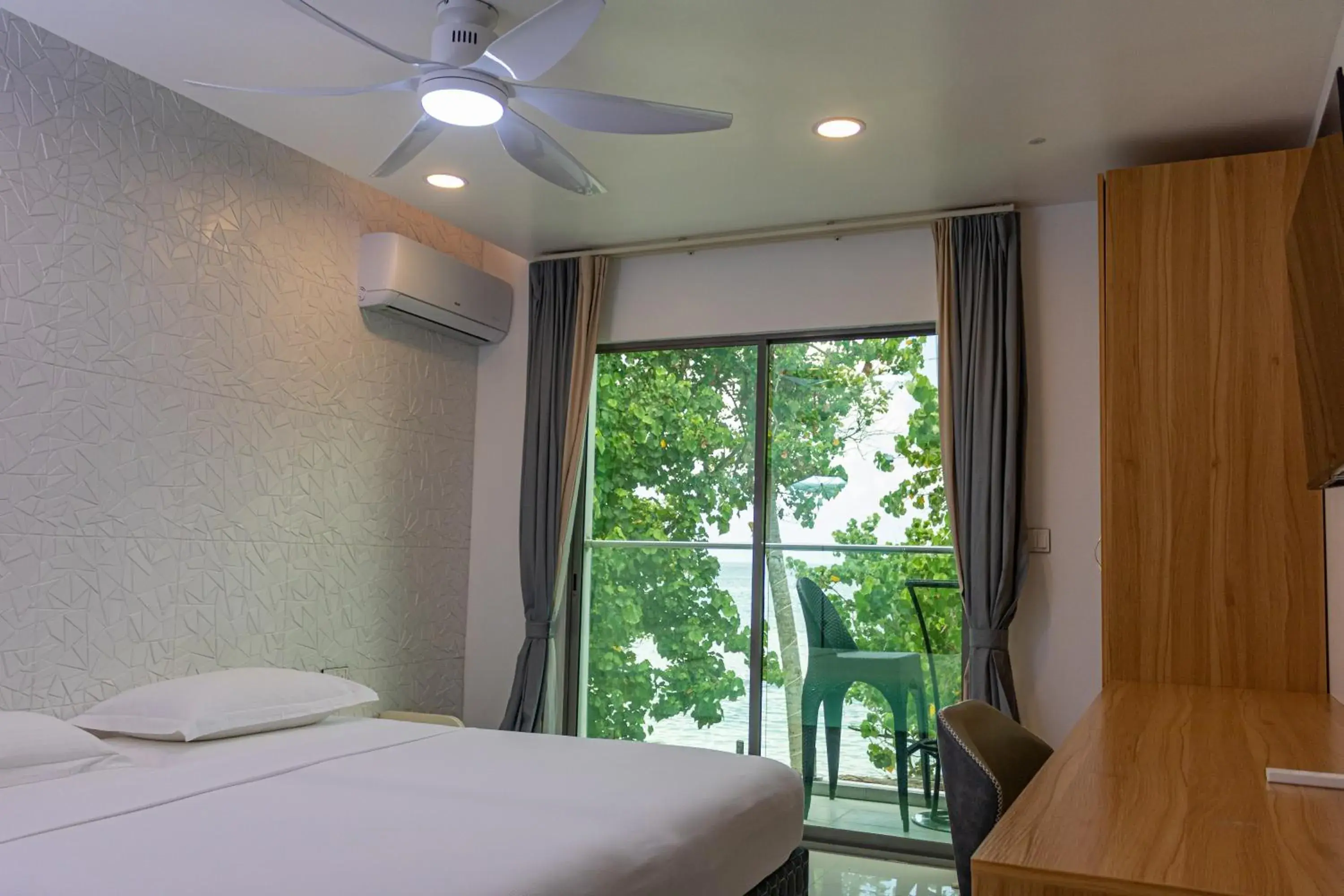 Deluxe Double Room with Balcony and Sea View in Wow Inn Keyodhoo Deluxe Double Room with Balcony and Sea View in Wow Inn Keyodhoo