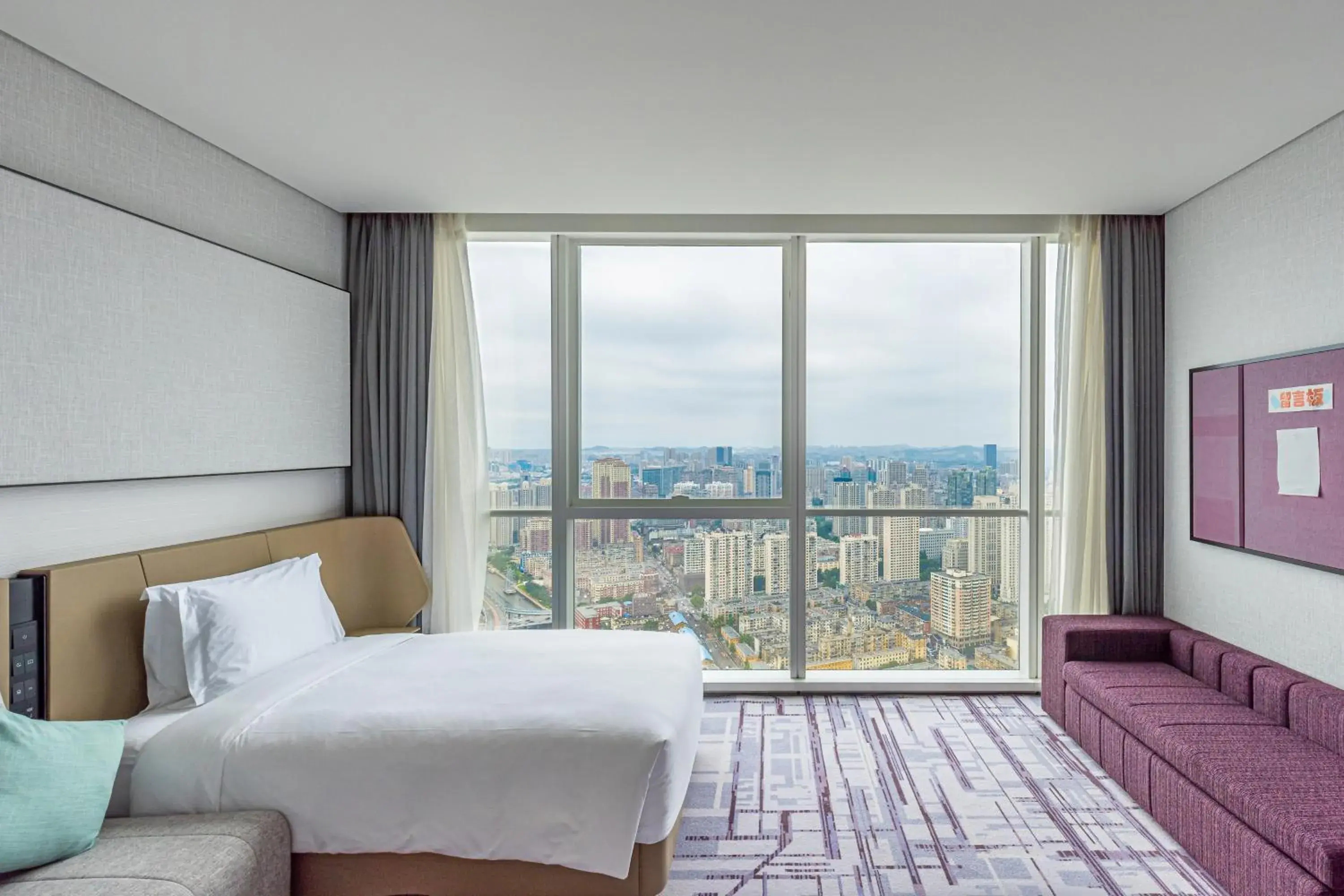 Standard King Room with Lounge Access in Crowne Plaza Dalian Xinghai by IHG Standard King Room with Lounge Access in Crowne Plaza Dalian Xinghai by IHG