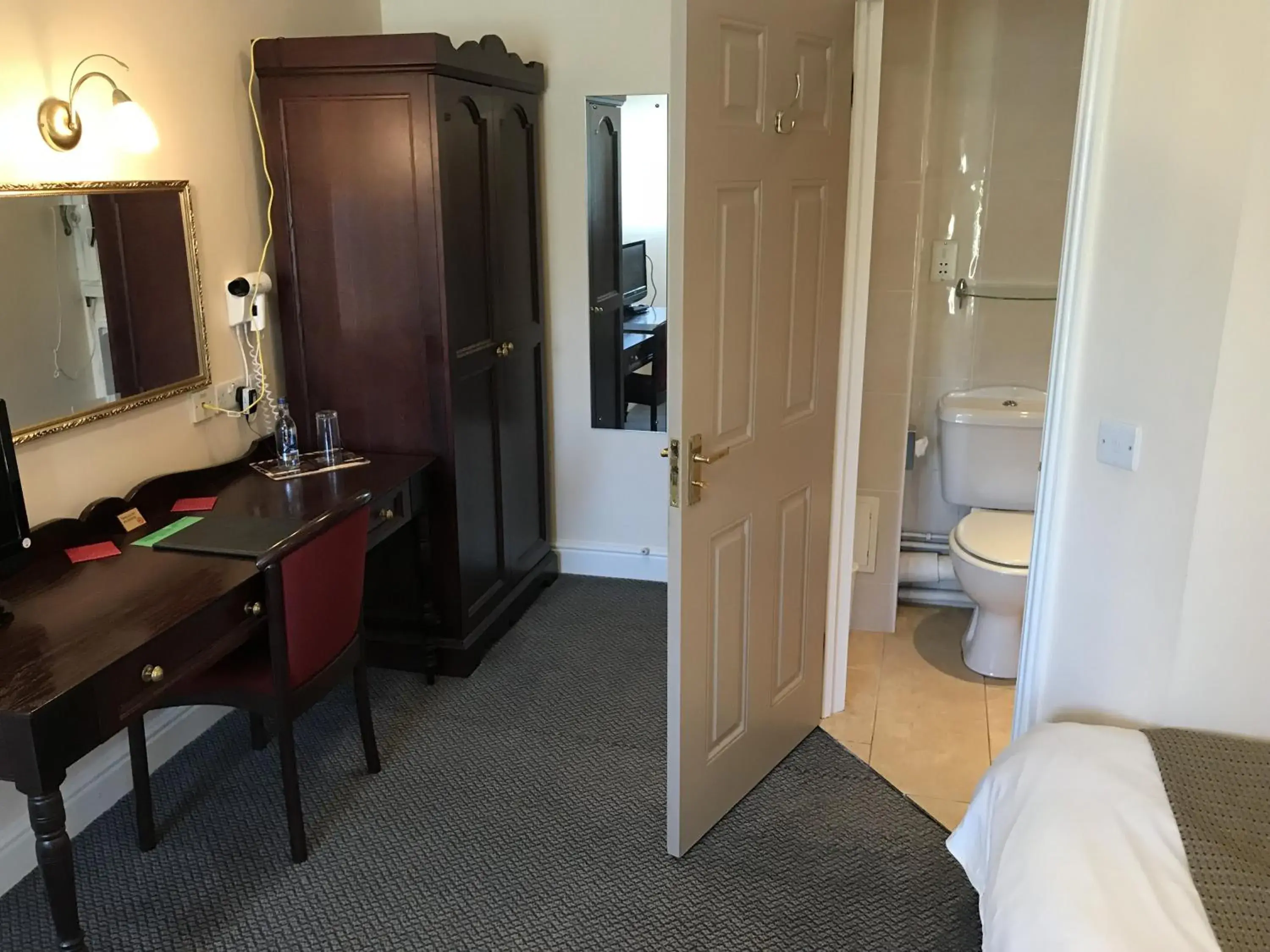 Twin Room with Private Bathroom - single occupancy in The White Horse Twin Room with Private Bathroom - single occupancy in The White Horse