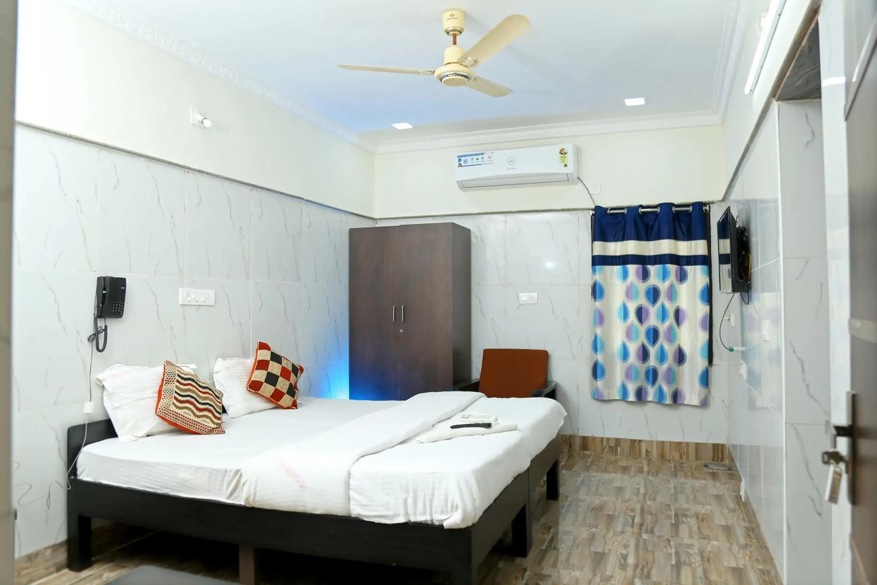 Deluxe Double Room in Lakeview Residency, Sricity TADA Deluxe Double Room in Lakeview Residency, Sricity TADA