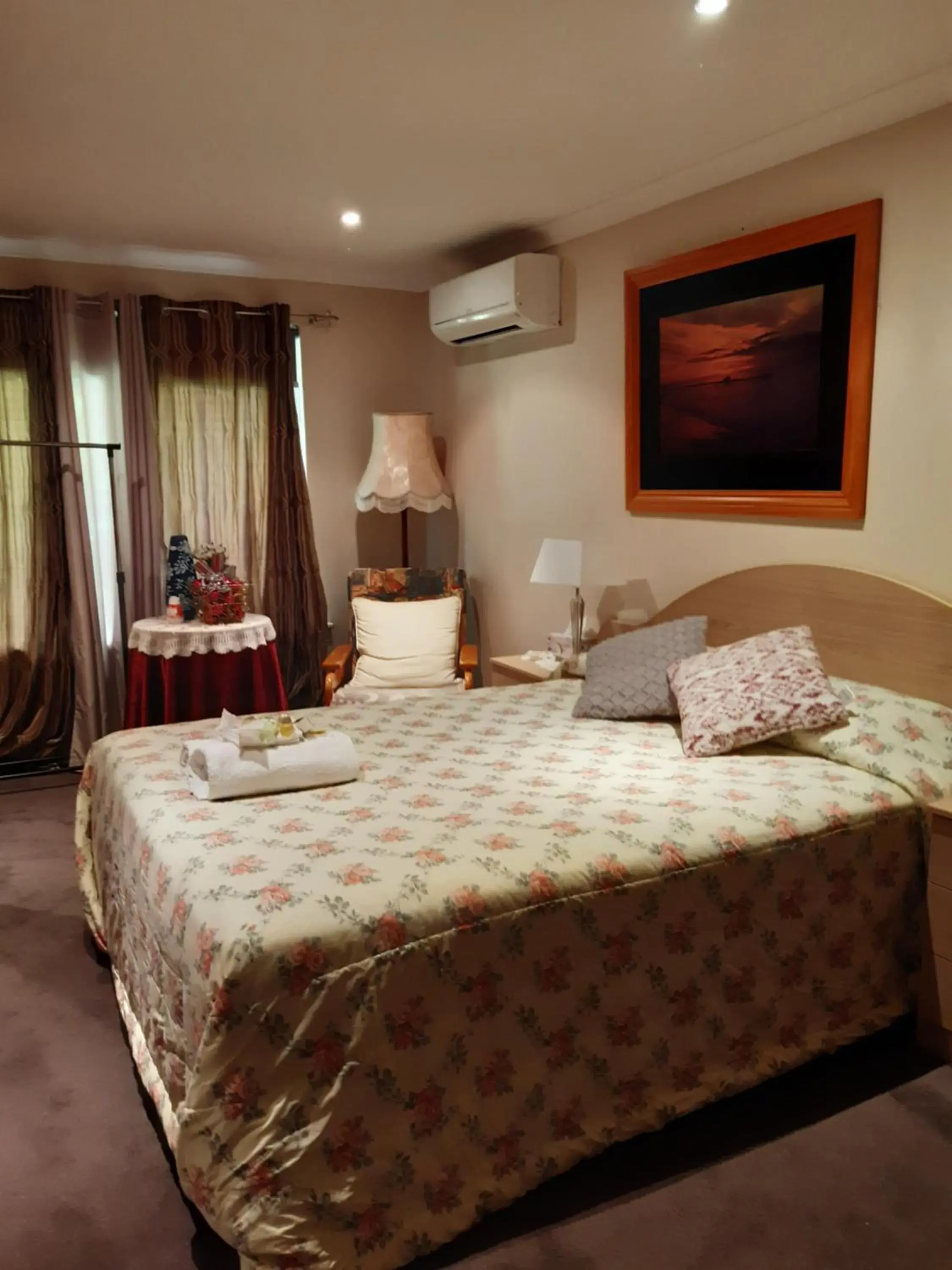 Deluxe Queen Room in Mundaring Bed and Breakfast Deluxe Queen Room in Mundaring Bed and Breakfast