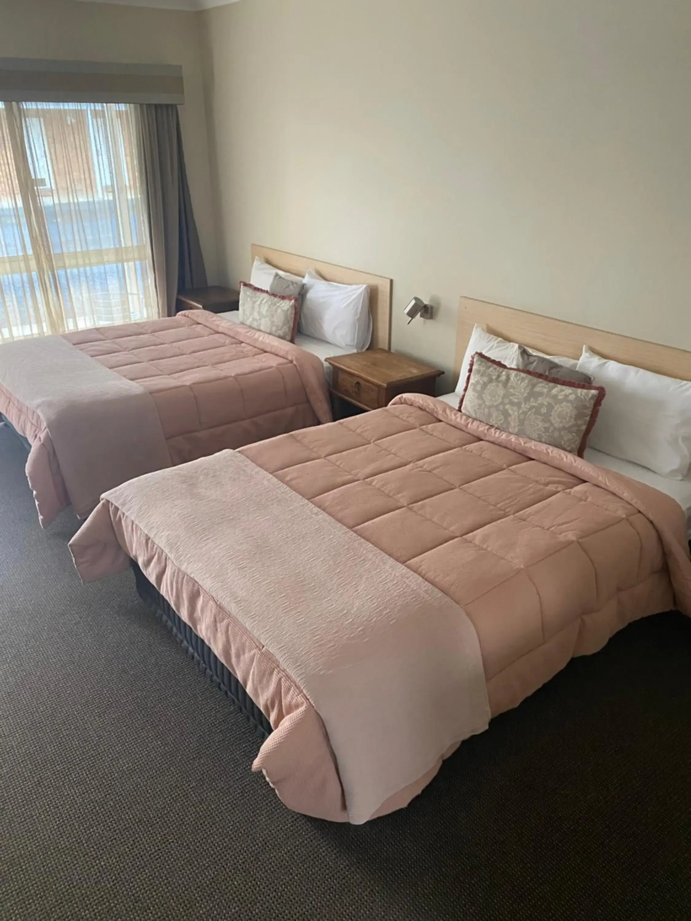 Deluxe Queen Room with Two Queen Beds - single occupancy in Tumbarumba Motel & Elms Restaurant Deluxe Queen Room with Two Queen Beds - single occupancy in Tumbarumba Motel & Elms Restaurant
