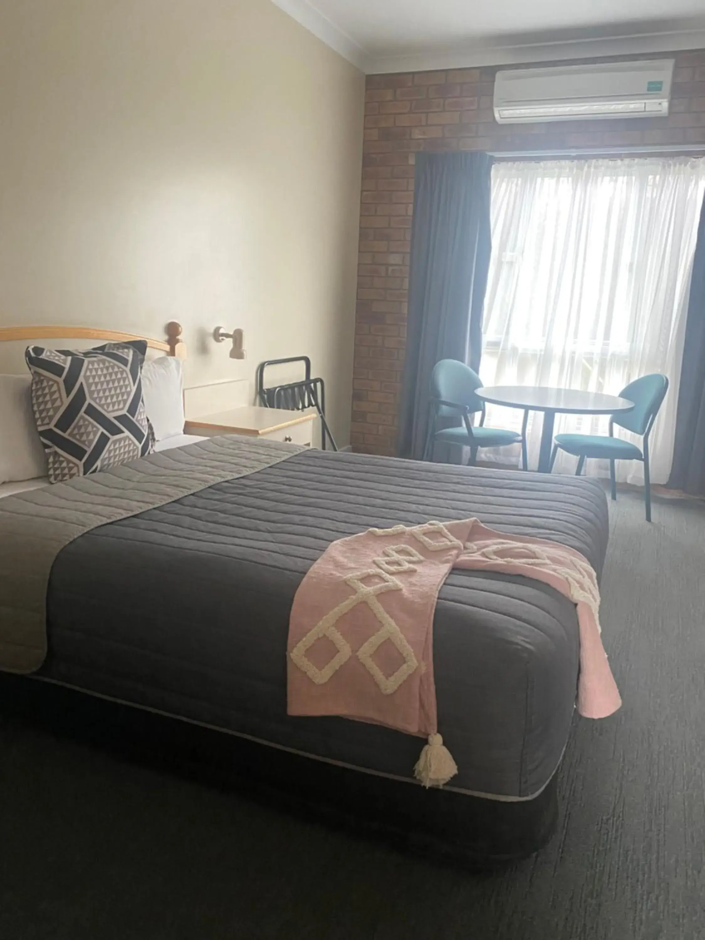 Standard Queen Room - single occupancy in Tumbarumba Motel & Elms Restaurant Standard Queen Room - single occupancy in Tumbarumba Motel & Elms Restaurant