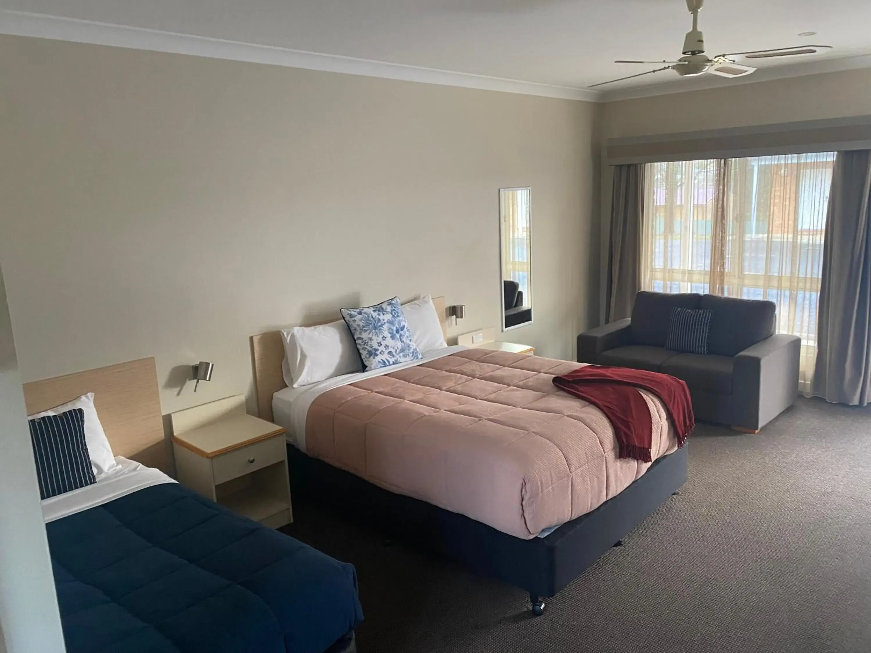 Deluxe Triple Room - single occupancy in Tumbarumba Motel & Elms Restaurant Deluxe Triple Room - single occupancy in Tumbarumba Motel & Elms Restaurant