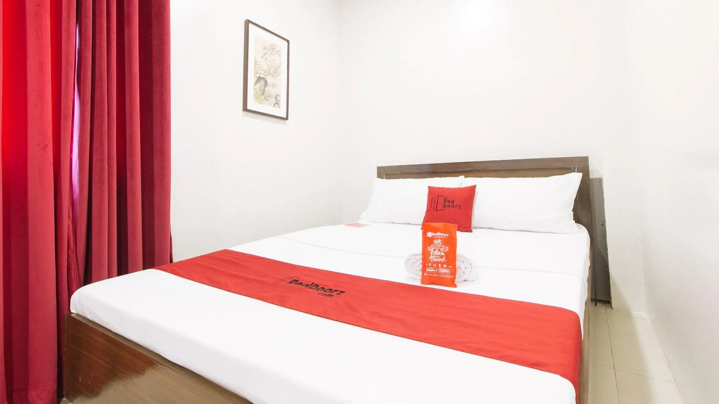 Deluxe Room in RedDoorz near Fernwoods Garden Quezon City Deluxe Room in RedDoorz near Fernwoods Garden Quezon City