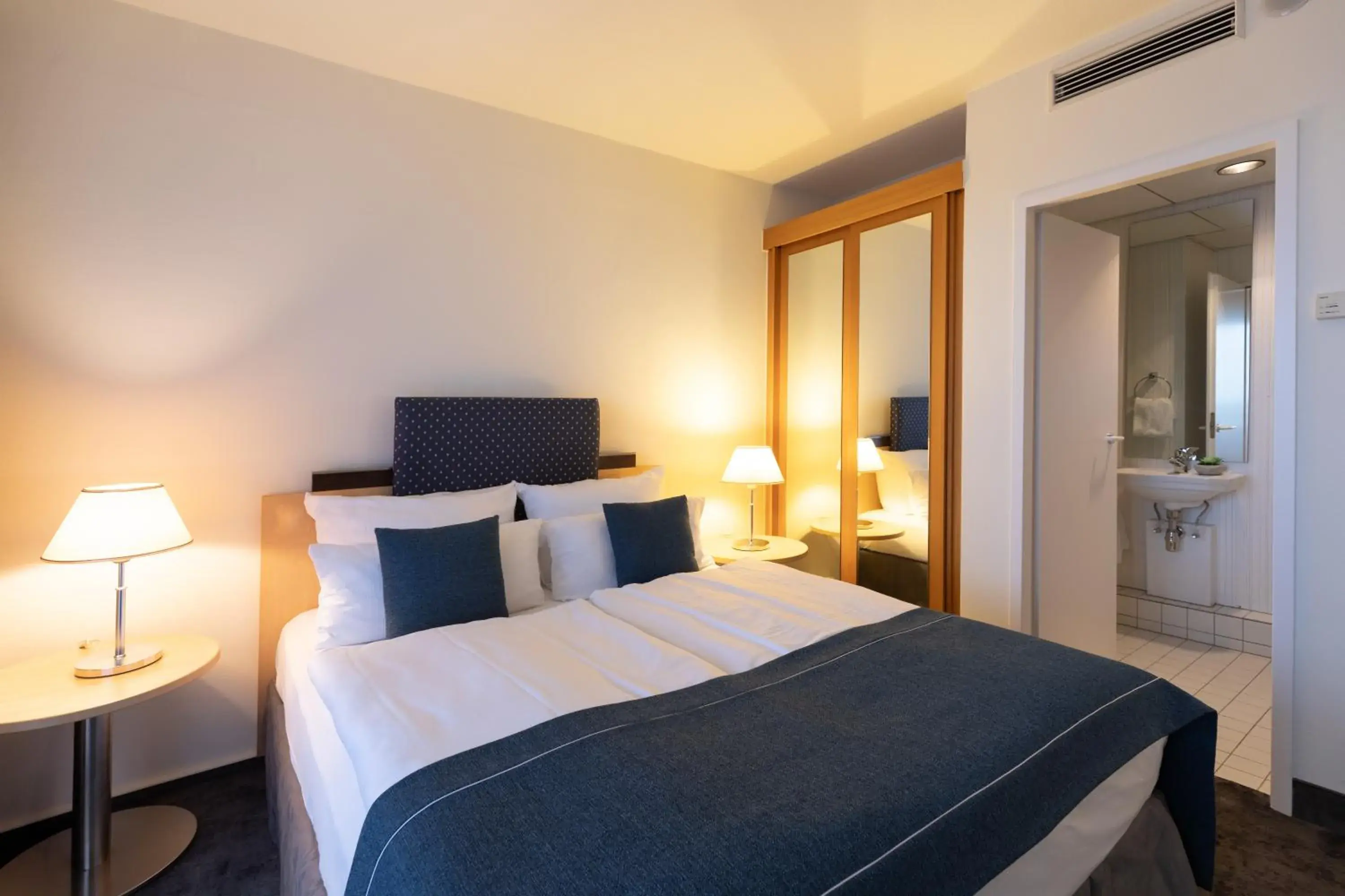 Deluxe Double Room in Garner Hotel Rüsselsheim by IHG Deluxe Double Room in Garner Hotel Rüsselsheim by IHG