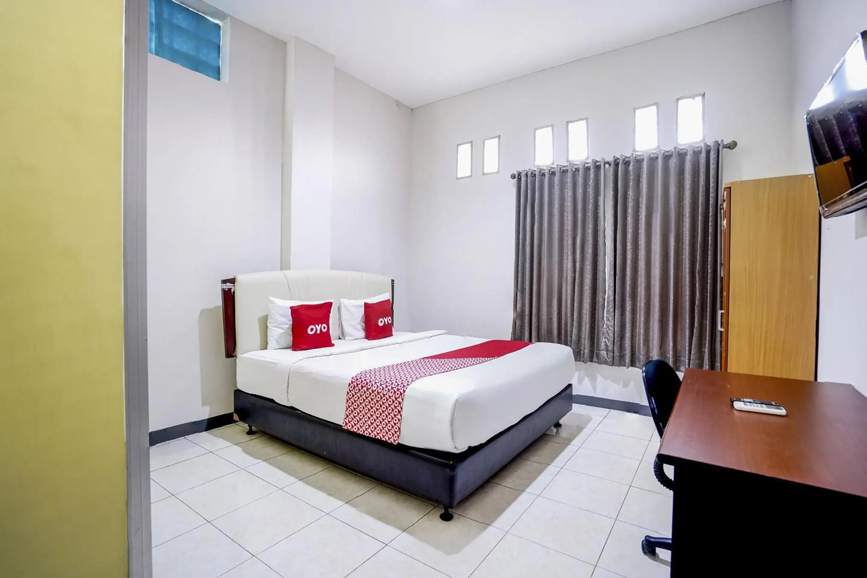 Deluxe Double Room in OYO Flagship 90890 Bratang Gede Residence Deluxe Double Room in OYO Flagship 90890 Bratang Gede Residence