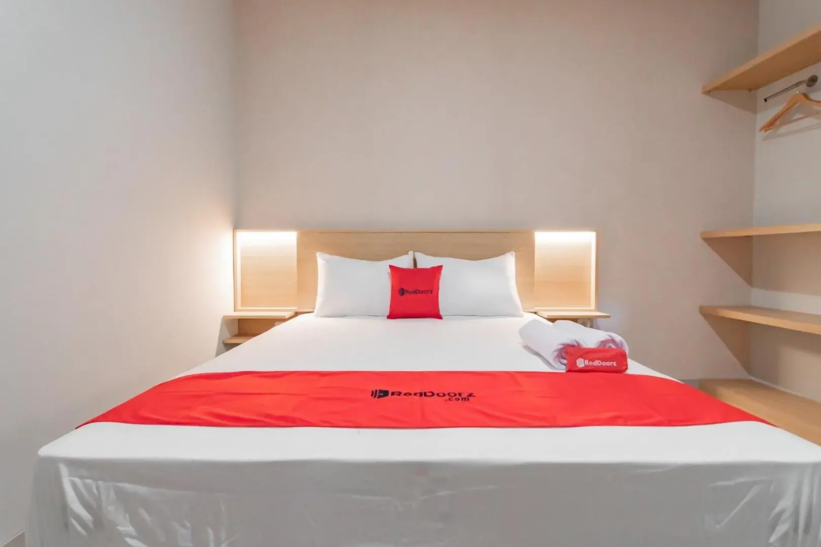 Deluxe Room in RedDoorz Plus @ Karapitan Street Deluxe Room in RedDoorz Plus @ Karapitan Street