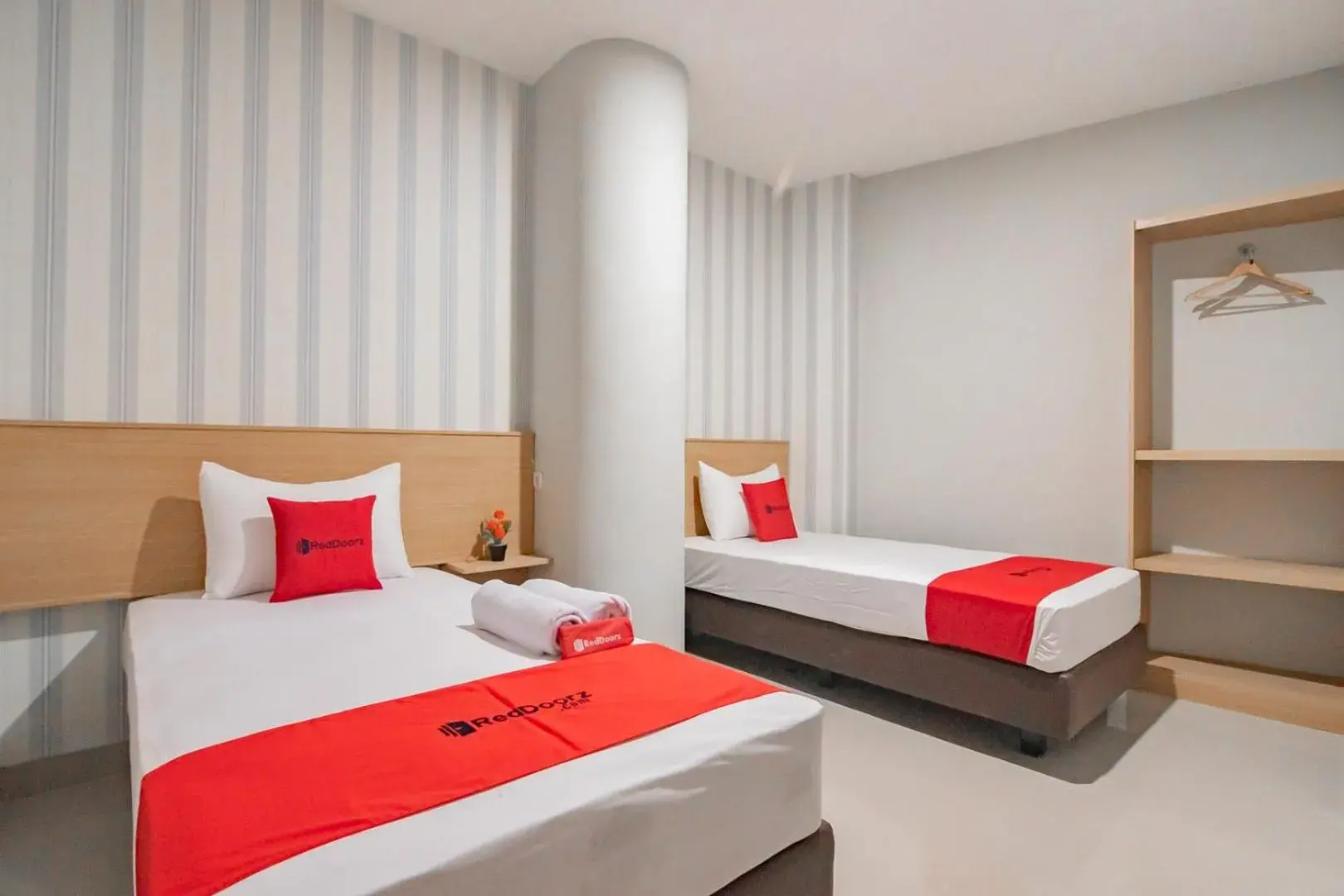 Twin Room in RedDoorz Plus @ Karapitan Street Twin Room in RedDoorz Plus @ Karapitan Street
