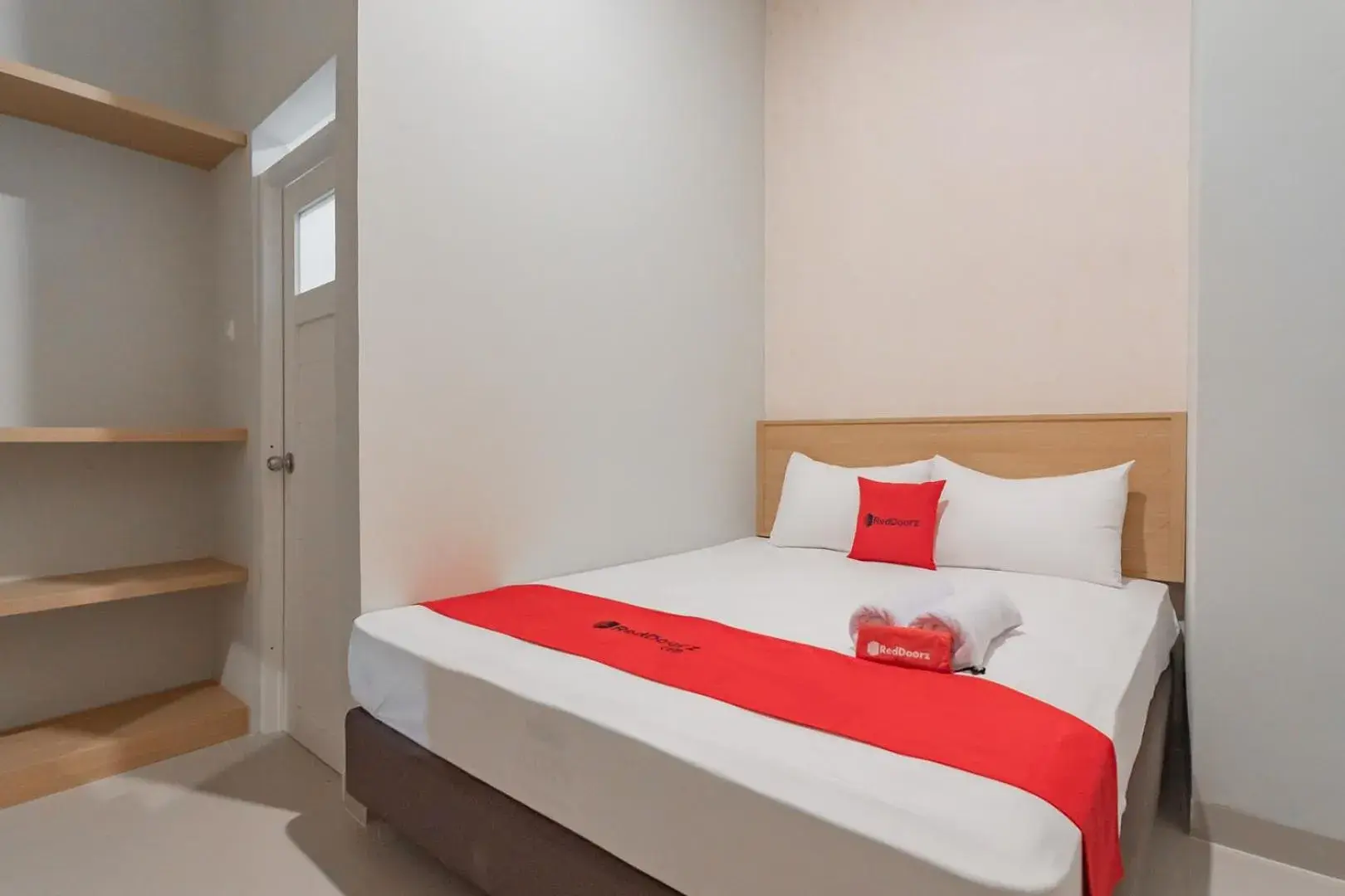 Double Room in RedDoorz Plus @ Karapitan Street Double Room in RedDoorz Plus @ Karapitan Street