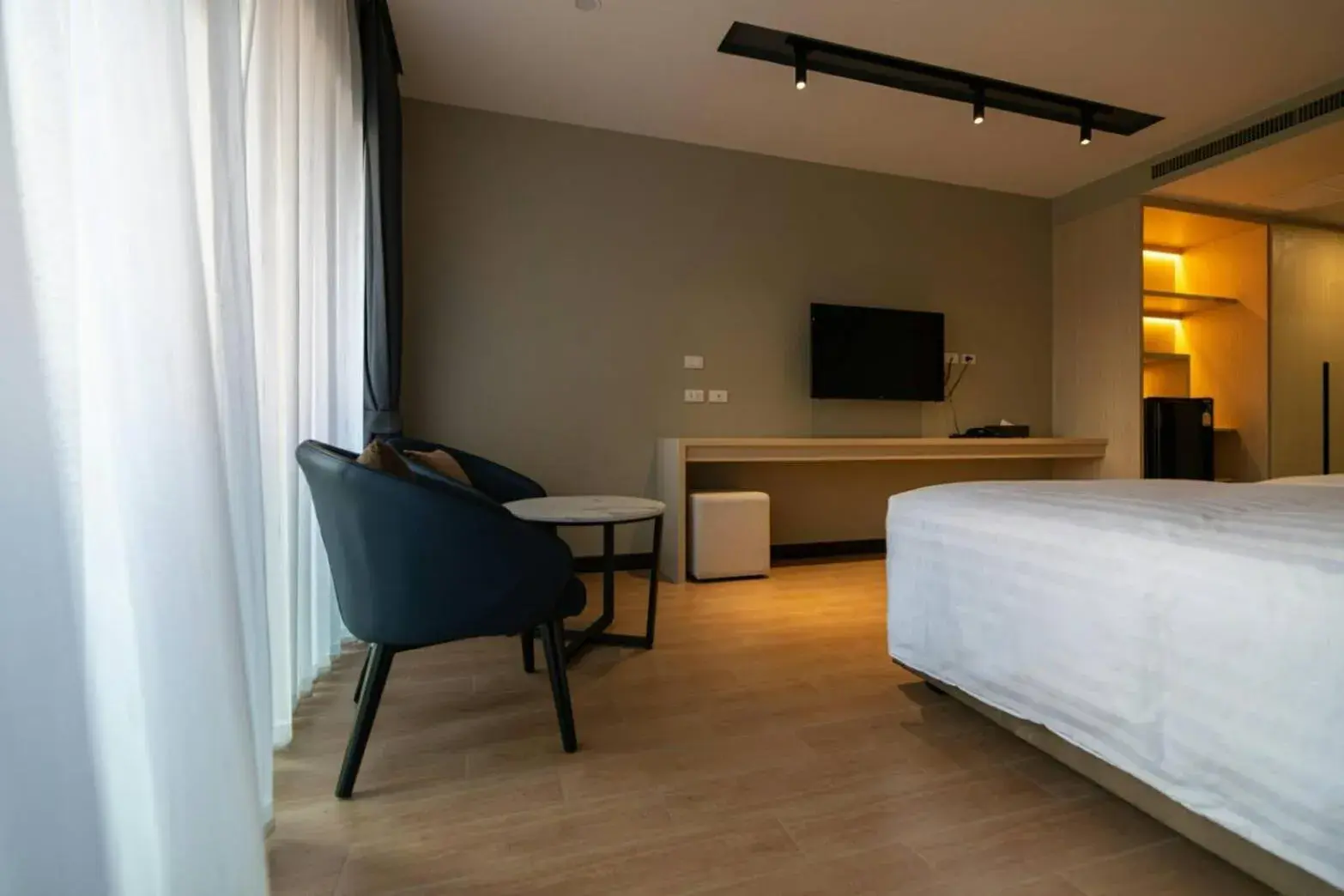 Premium Room with Bathtub and Pool View in Lewit Hotel Pattaya, a member of Radisson Individuals Premium Room with Bathtub and Pool View in Lewit Hotel Pattaya, a member of Radisson Individuals