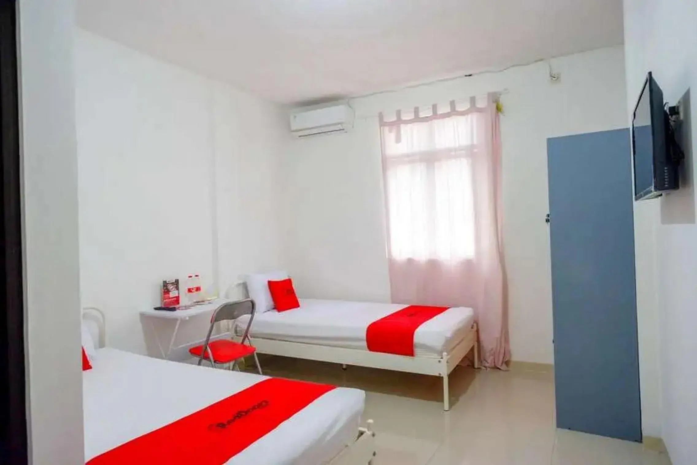 Twin Room in RedDoorz Syariah near Universitas Jenderal Soedirman 2 Twin Room in RedDoorz Syariah near Universitas Jenderal Soedirman 2