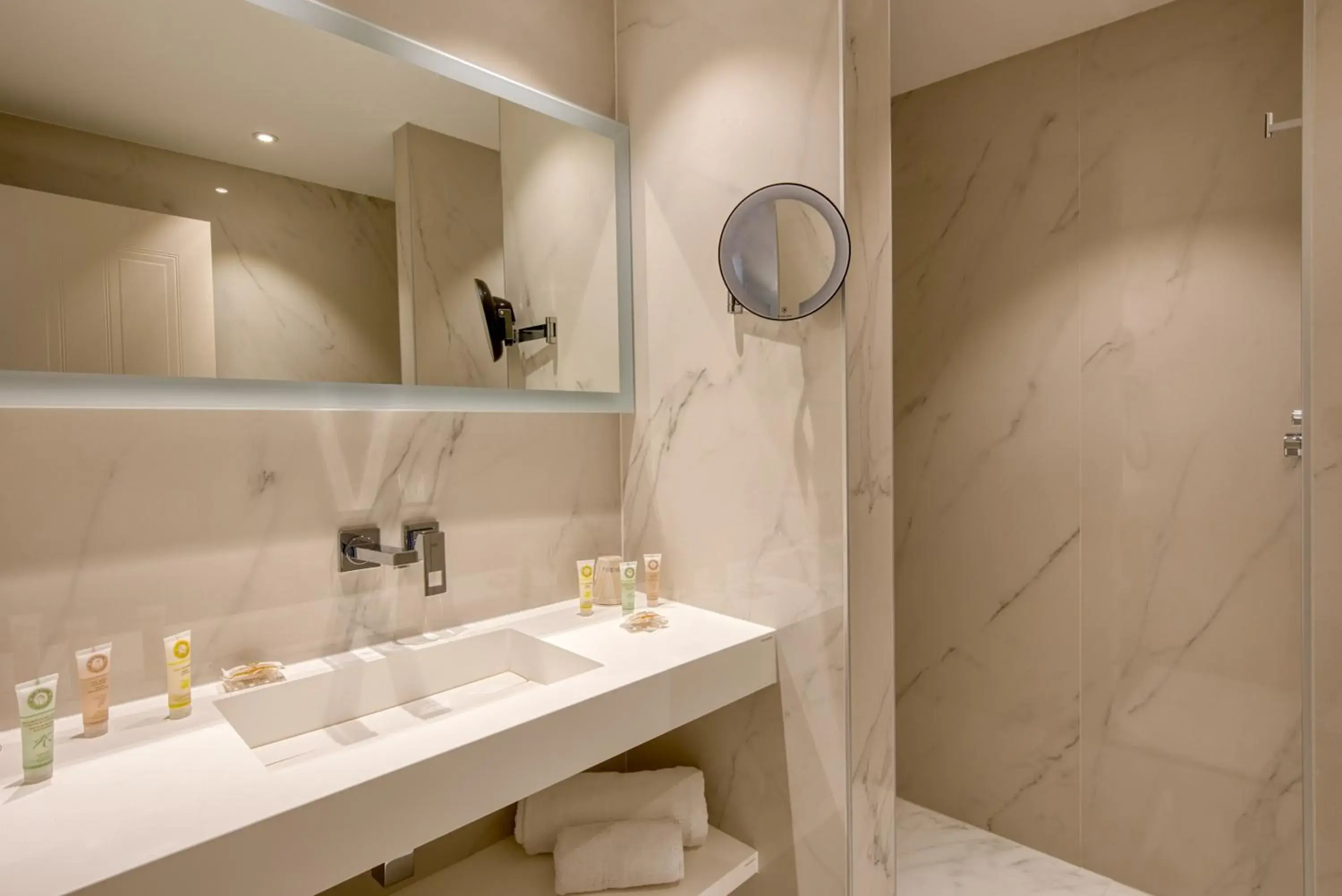 Deluxe King Room with Golf View and Balcony in Best Western Plus Le Fairway Hotel & Spa Golf d'Arras Deluxe King Room with Golf View and Balcony in Best Western Plus Le Fairway Hotel & Spa Golf d'Arras