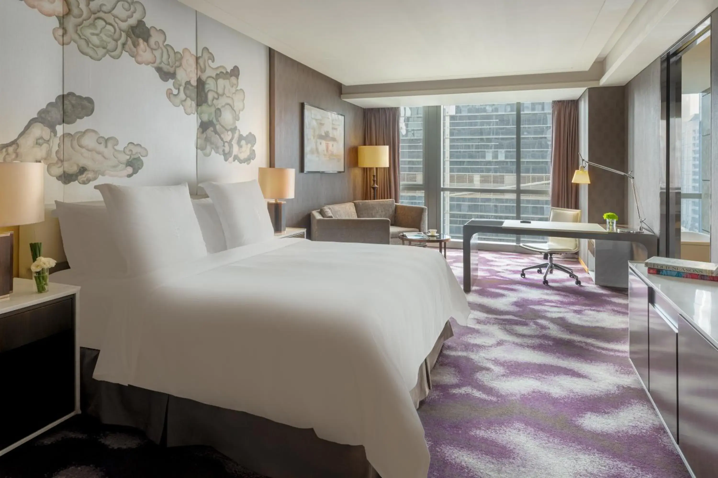Club Room with King Bed in Four Seasons Hotel Shenzhen Club Room with King Bed in Four Seasons Hotel Shenzhen