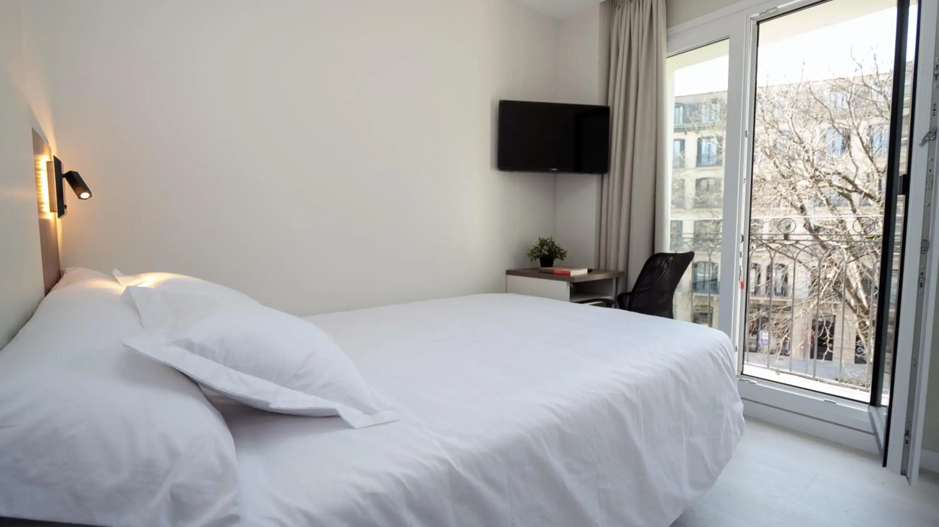 Single Room with Balcony - single occupancy in Hotel Ciudadela Pamplona Single Room with Balcony - single occupancy in Hotel Ciudadela Pamplona