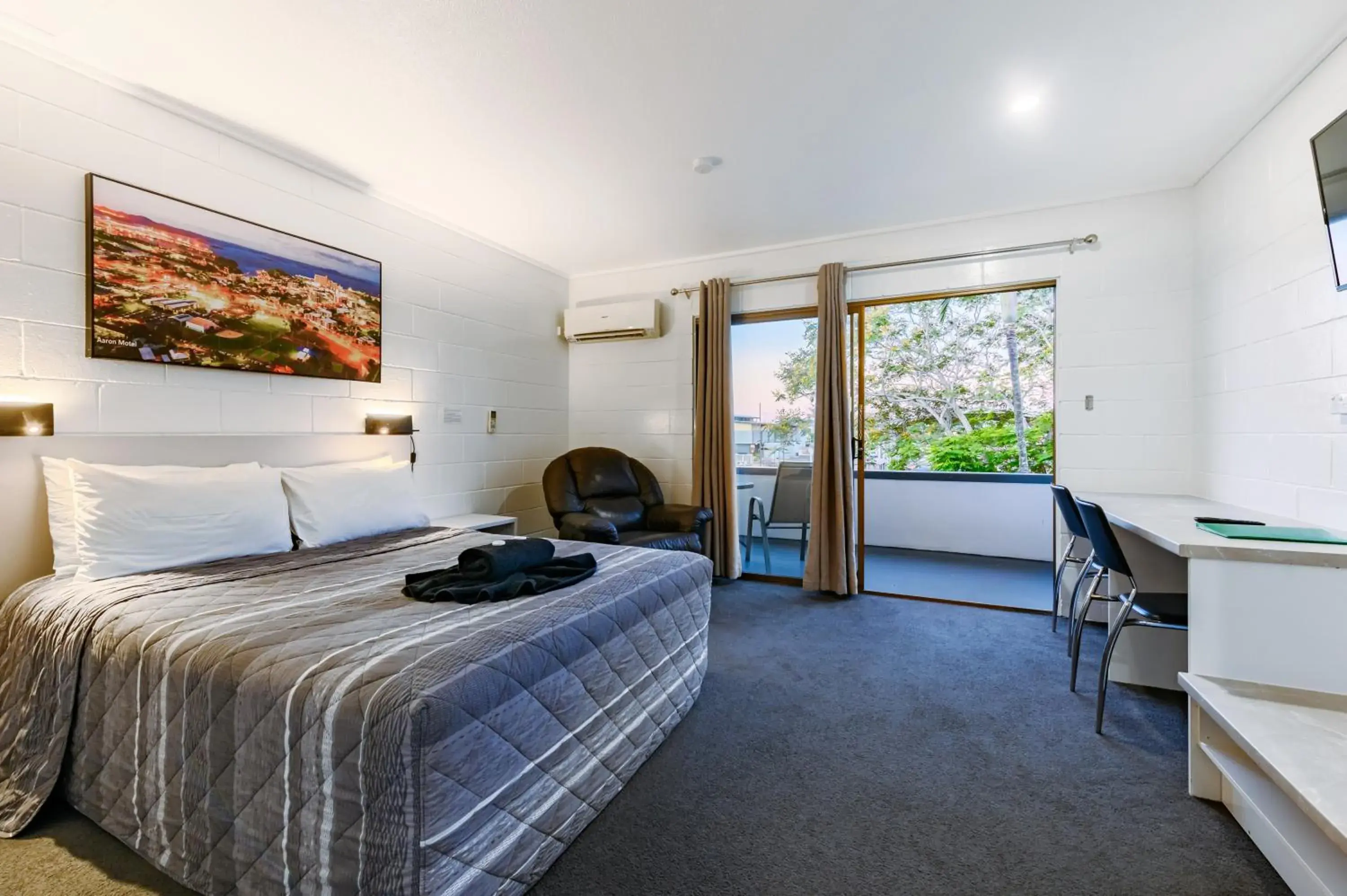 Superior Queen Room in Aaron Motel Superior Queen Room in Aaron Motel