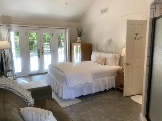 Queen Room with Balcony in Beaufort House Inn Queen Room with Balcony in Beaufort House Inn