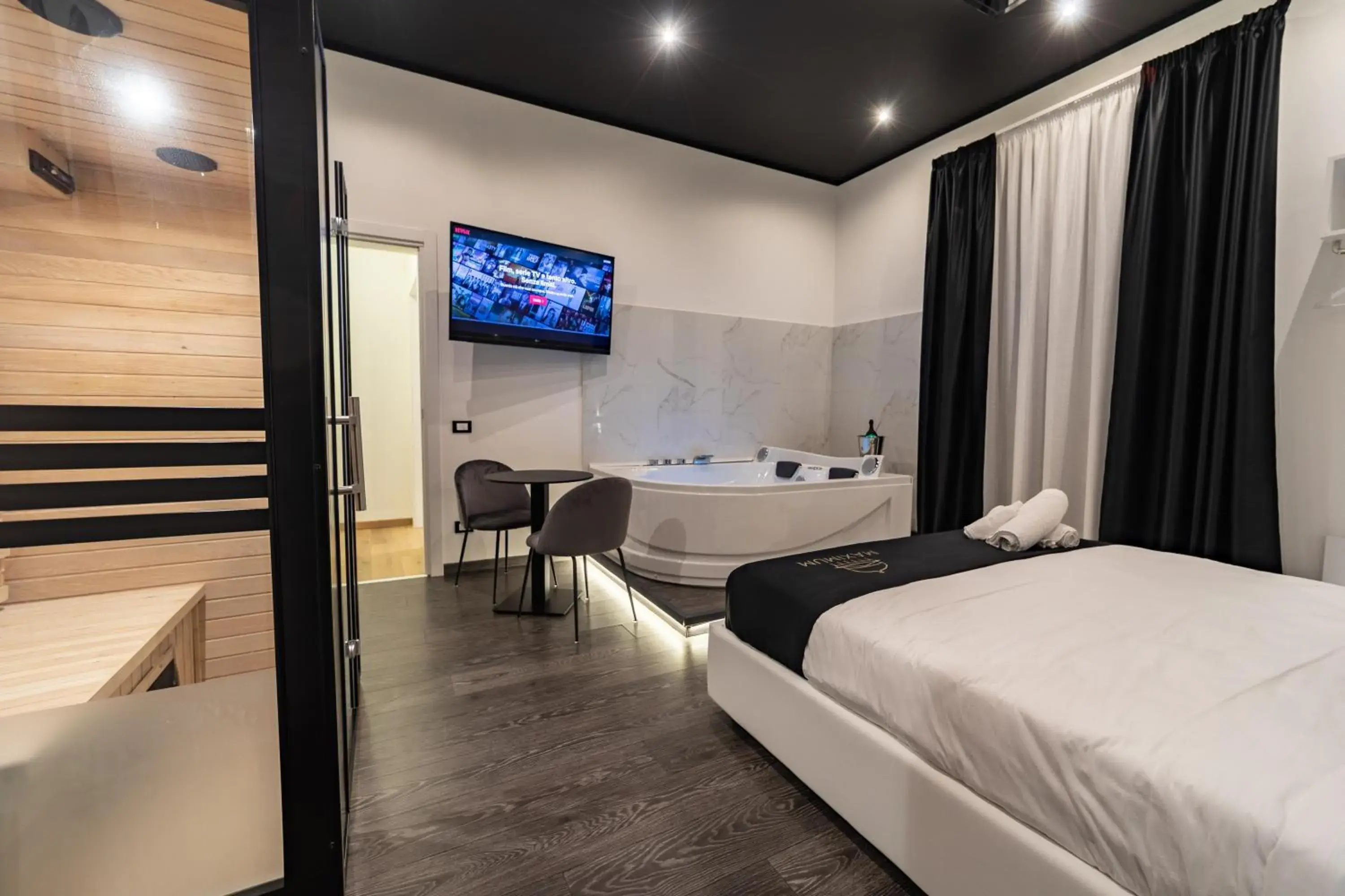 Suite with Hot Tub in Maximum Suite & Spa Suite with Hot Tub in Maximum Suite & Spa