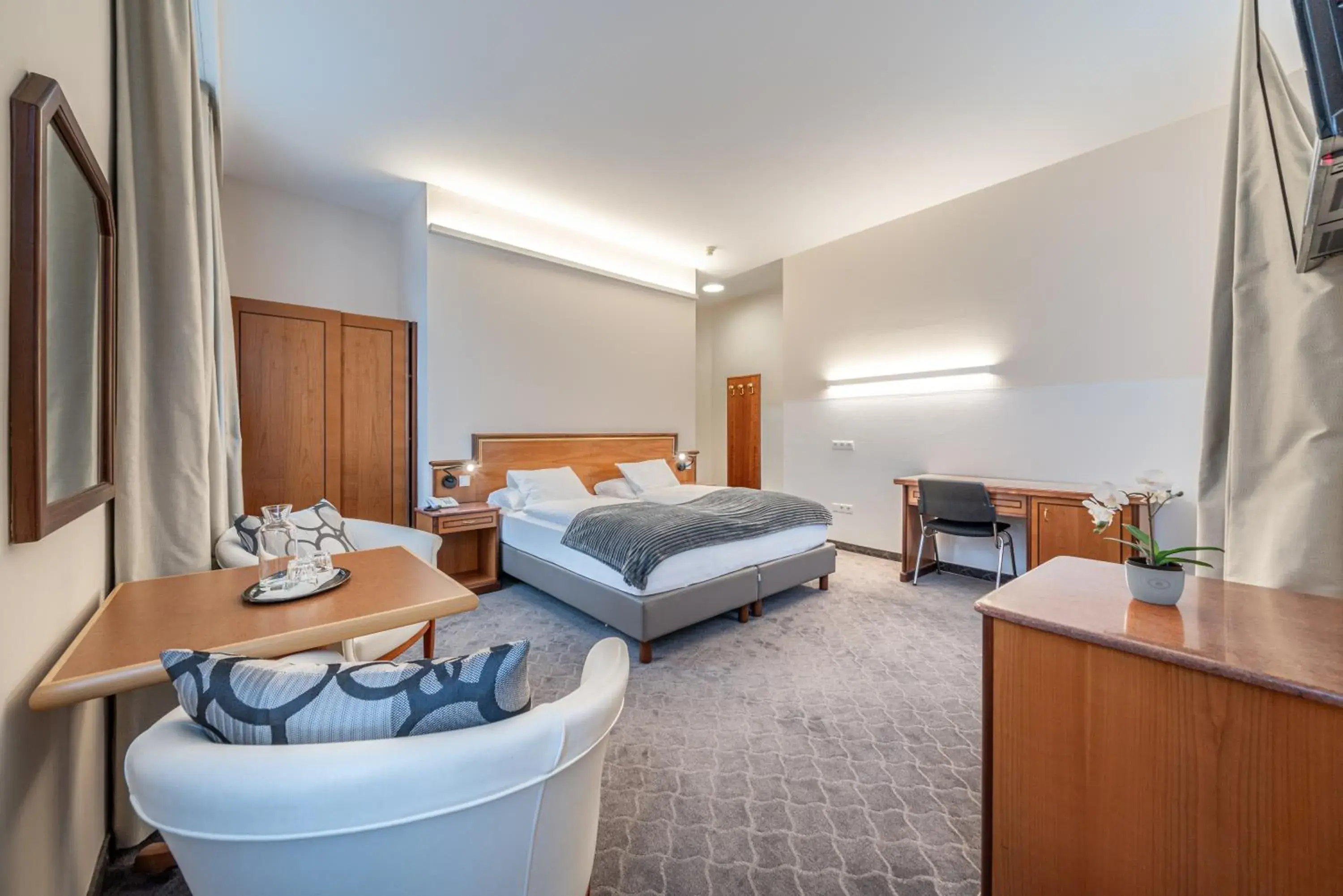 Large Twin Room in Hotel Neue Post I self check-in Large Twin Room in Hotel Neue Post I self check-in