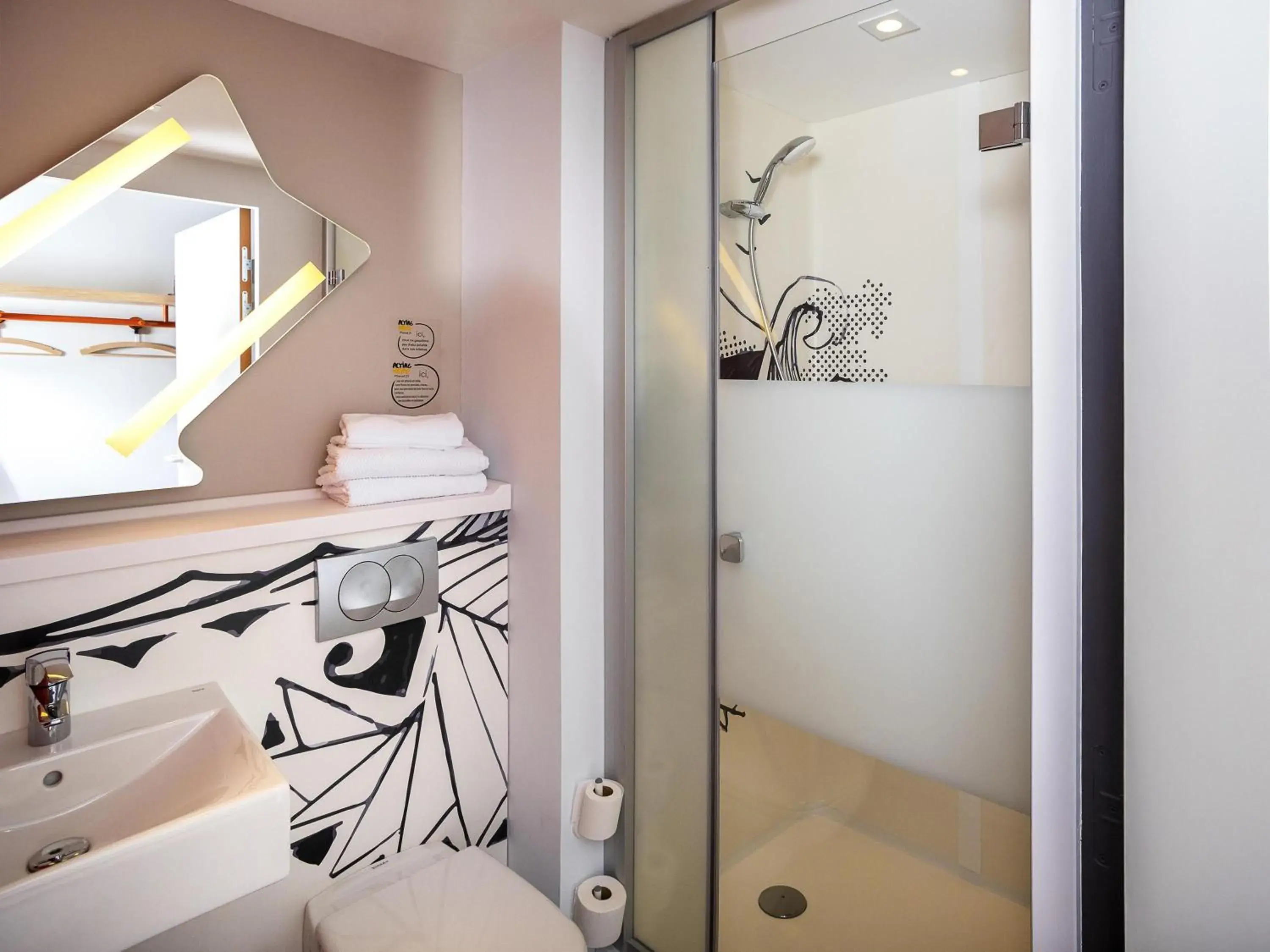 Family Room for One to Four People in ibis Budget Cognac Family Room for One to Four People in ibis Budget Cognac