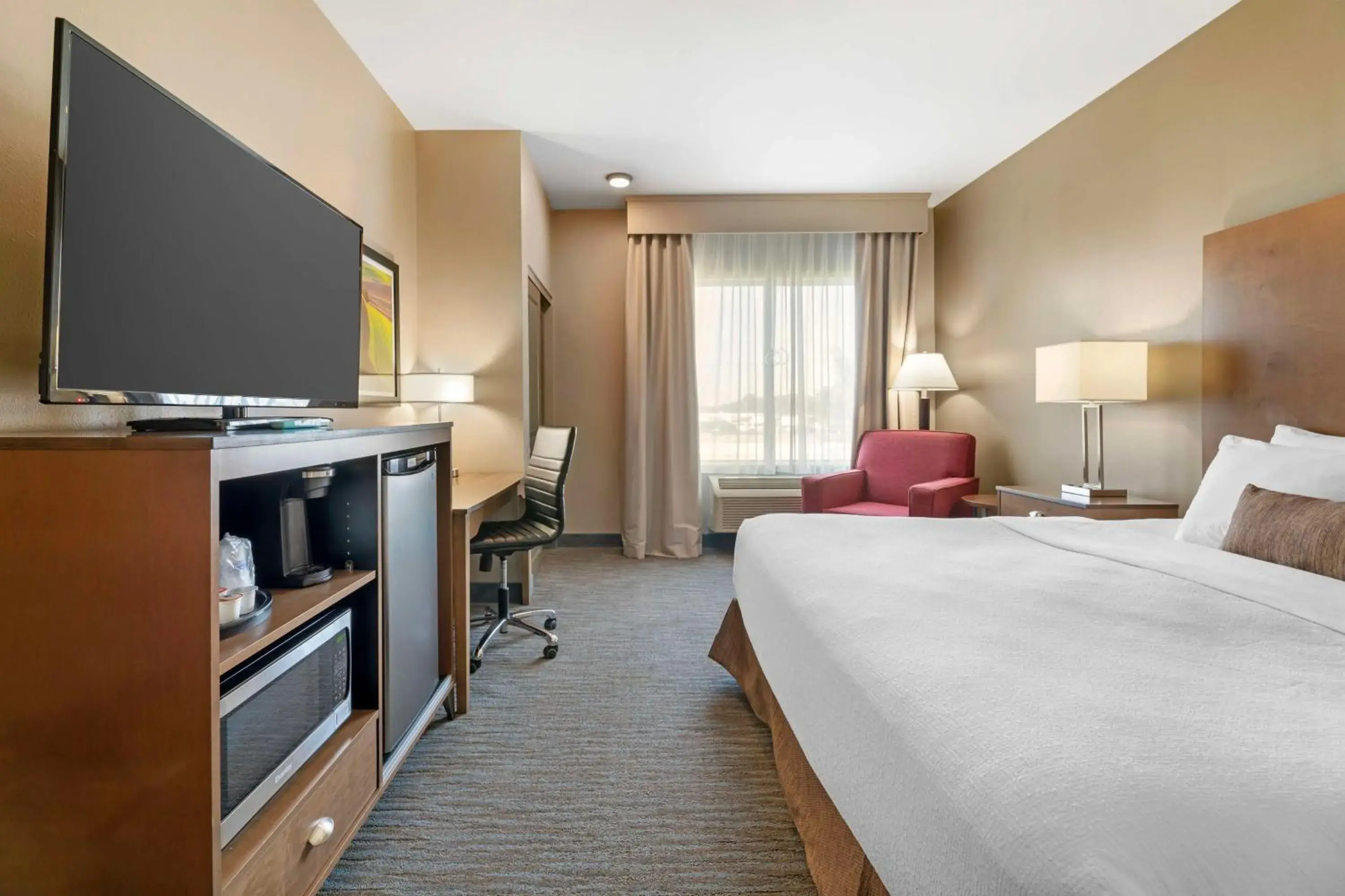 King Room with Mobility Accessible Roll-In Shower in Best Western Plus Jefferson King Room with Mobility Accessible Roll-In Shower in Best Western Plus Jefferson