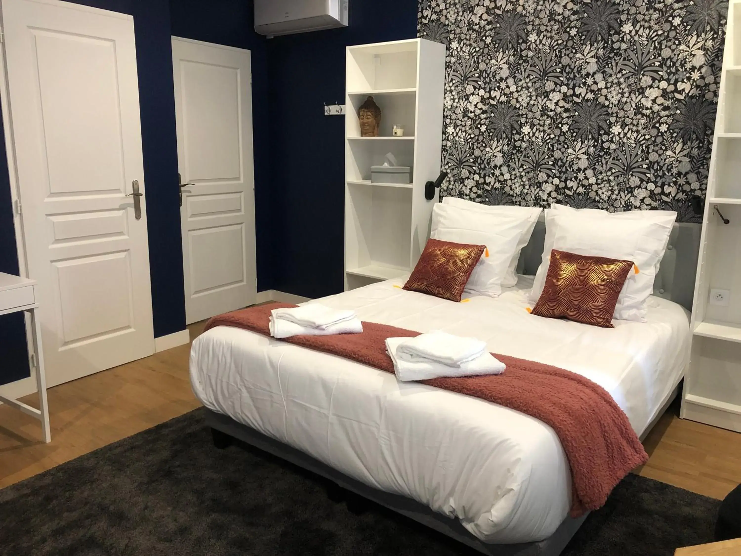 Deluxe Queen Room - single occupancy in Hotel restaurant LA PLACE Deluxe Queen Room - single occupancy in Hotel restaurant LA PLACE