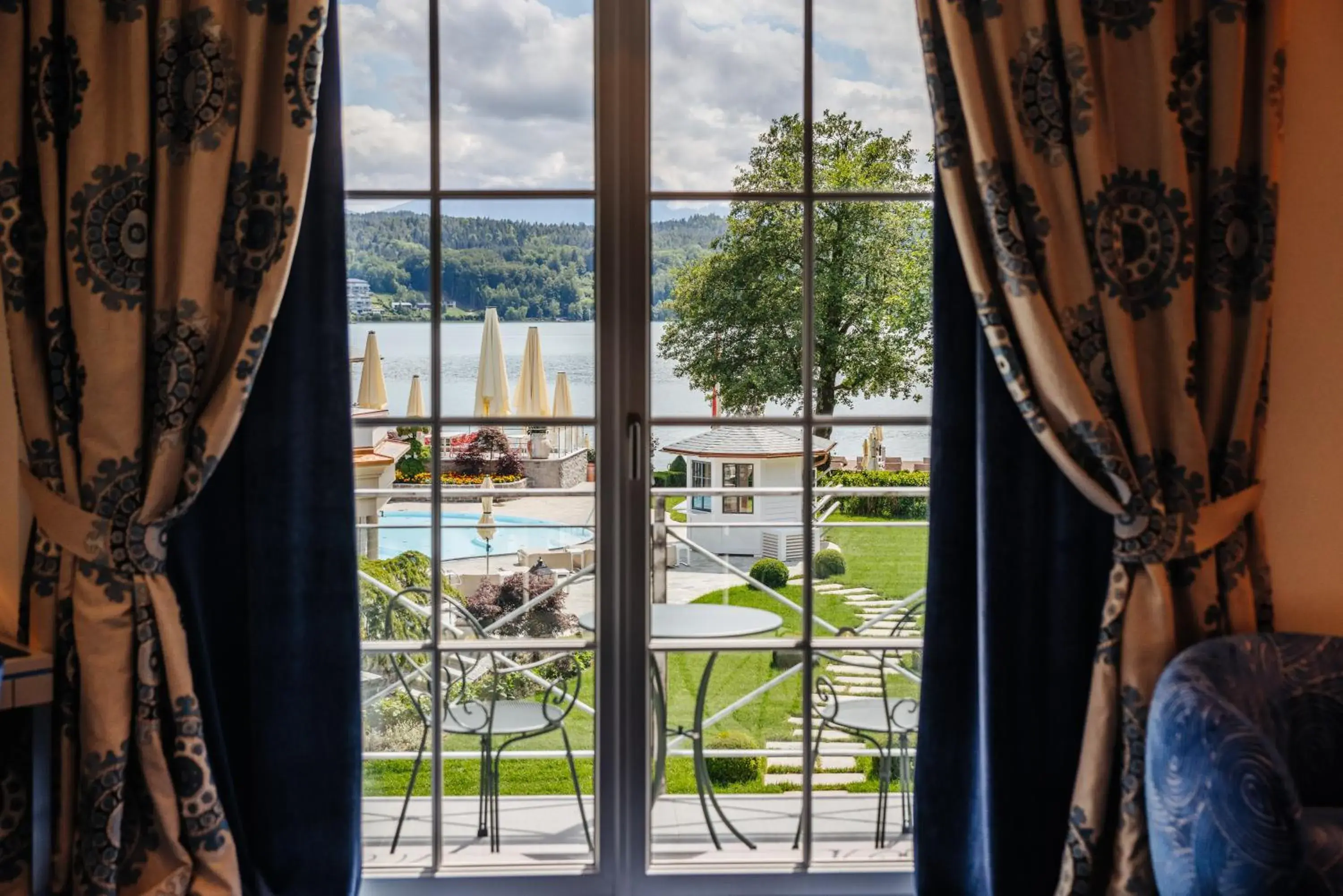 Deluxe Double Room with Balcony and lateral Lake View in Hotel Schloss Seefels Deluxe Double Room with Balcony and lateral Lake View in Hotel Schloss Seefels