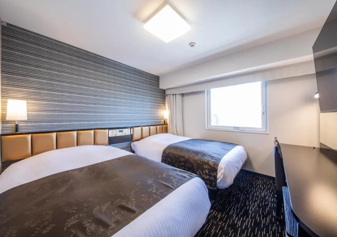 Standard Twin Room with Public Bath Access (Central Tower) - single occupancy - Non-Smoking in APA Hotel Hakataeki Chikushiguchi Standard Twin Room with Public Bath Access (Central Tower) - single occupancy - Non-Smoking in APA Hotel Hakataeki Chikushiguchi