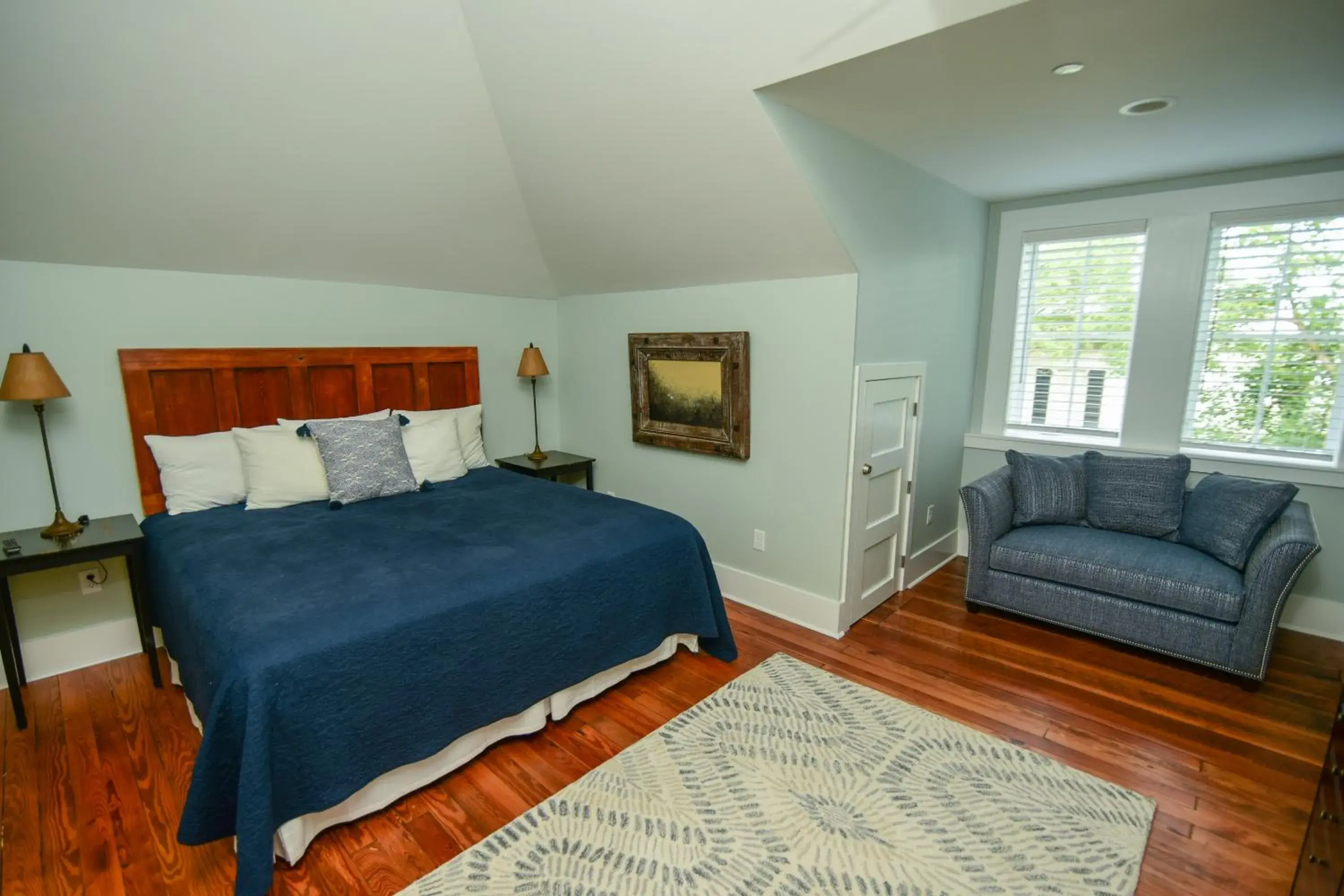 Superior King Room in 607 Bay Inn Downtown Beaufort Superior King Room in 607 Bay Inn Downtown Beaufort