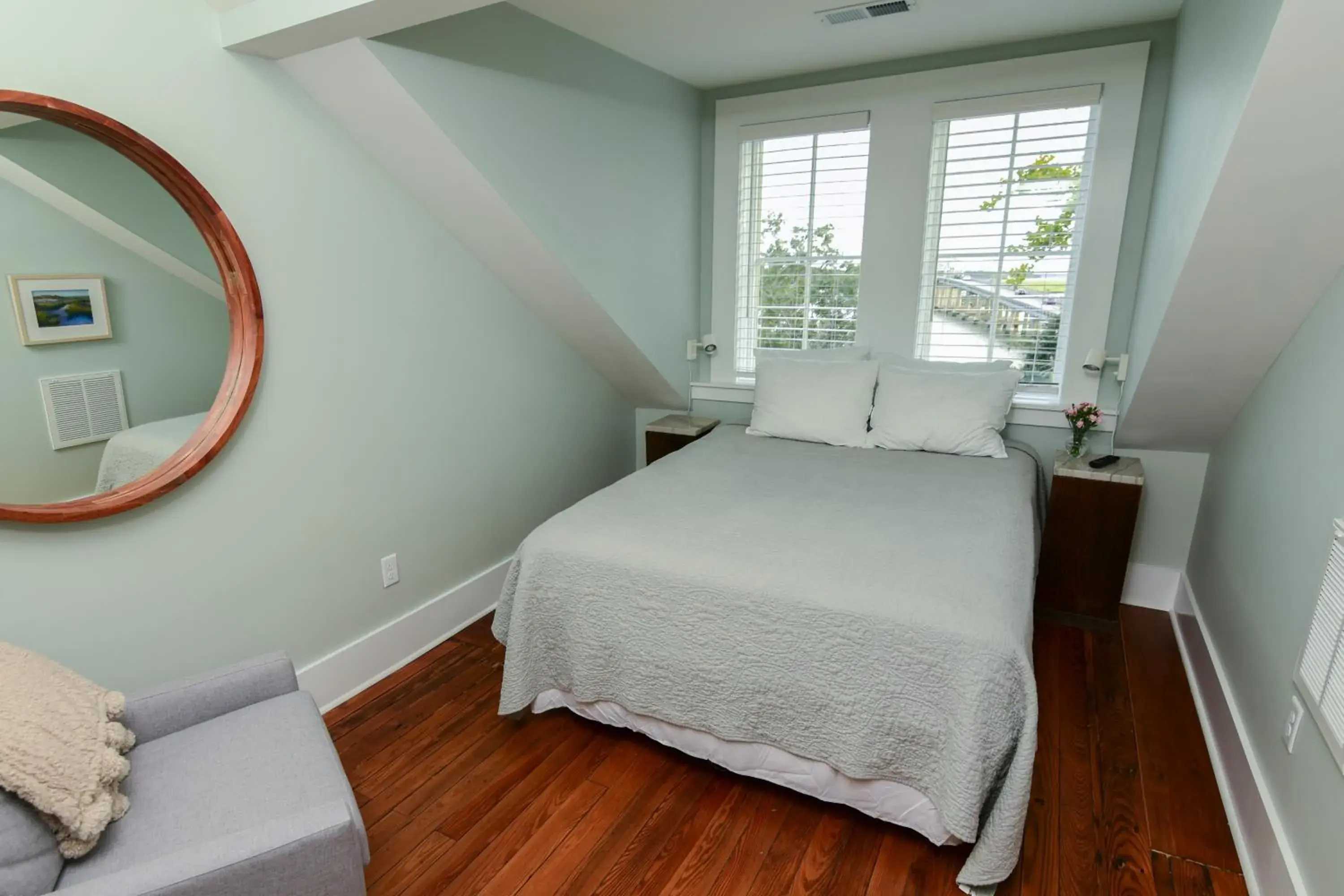 Superior Queen Room in 607 Bay Inn Downtown Beaufort Superior Queen Room in 607 Bay Inn Downtown Beaufort