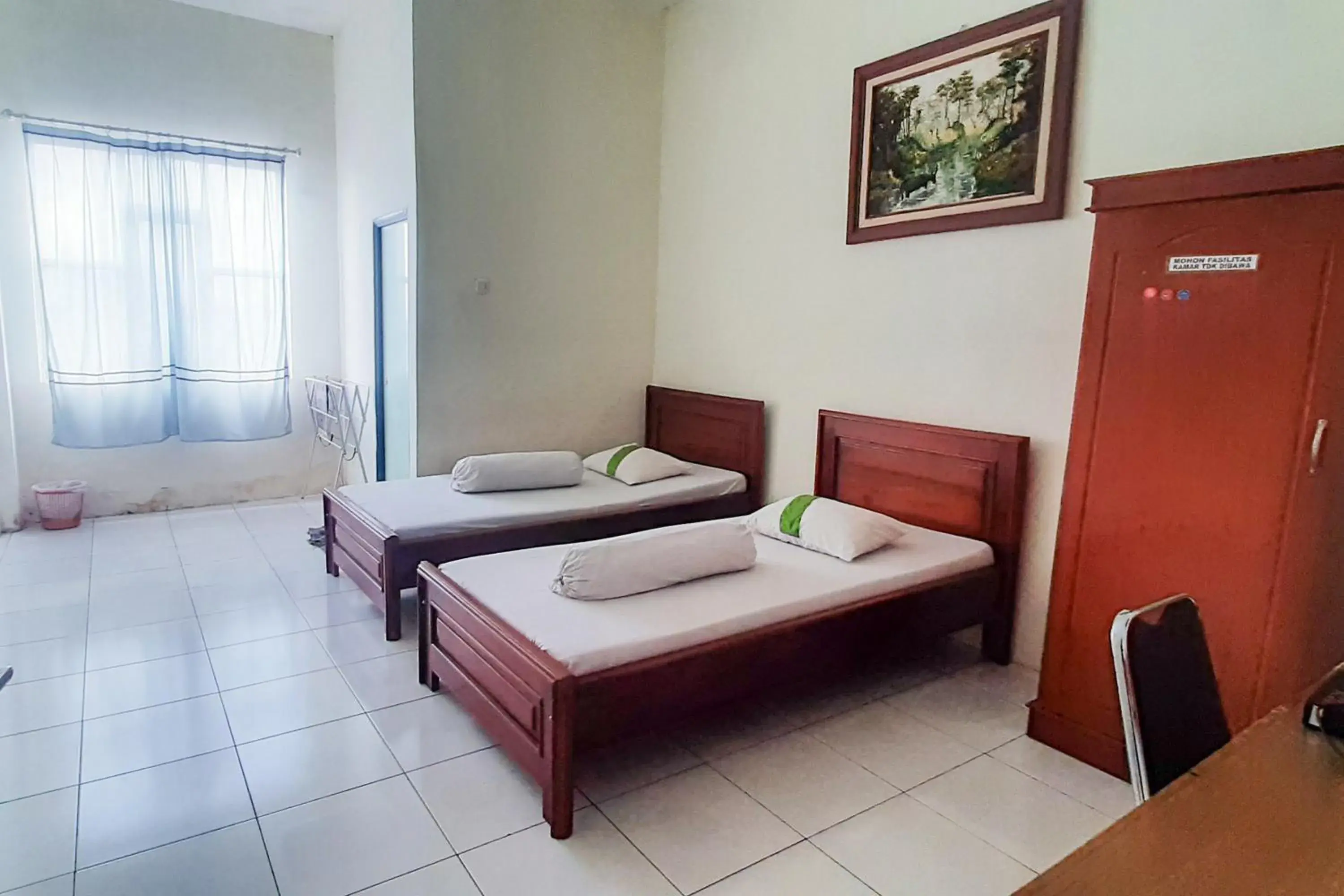 Standard Twin Room in RedDoorz Syariah At Penginapan Sederhana Palembang Standard Twin Room in RedDoorz Syariah At Penginapan Sederhana Palembang