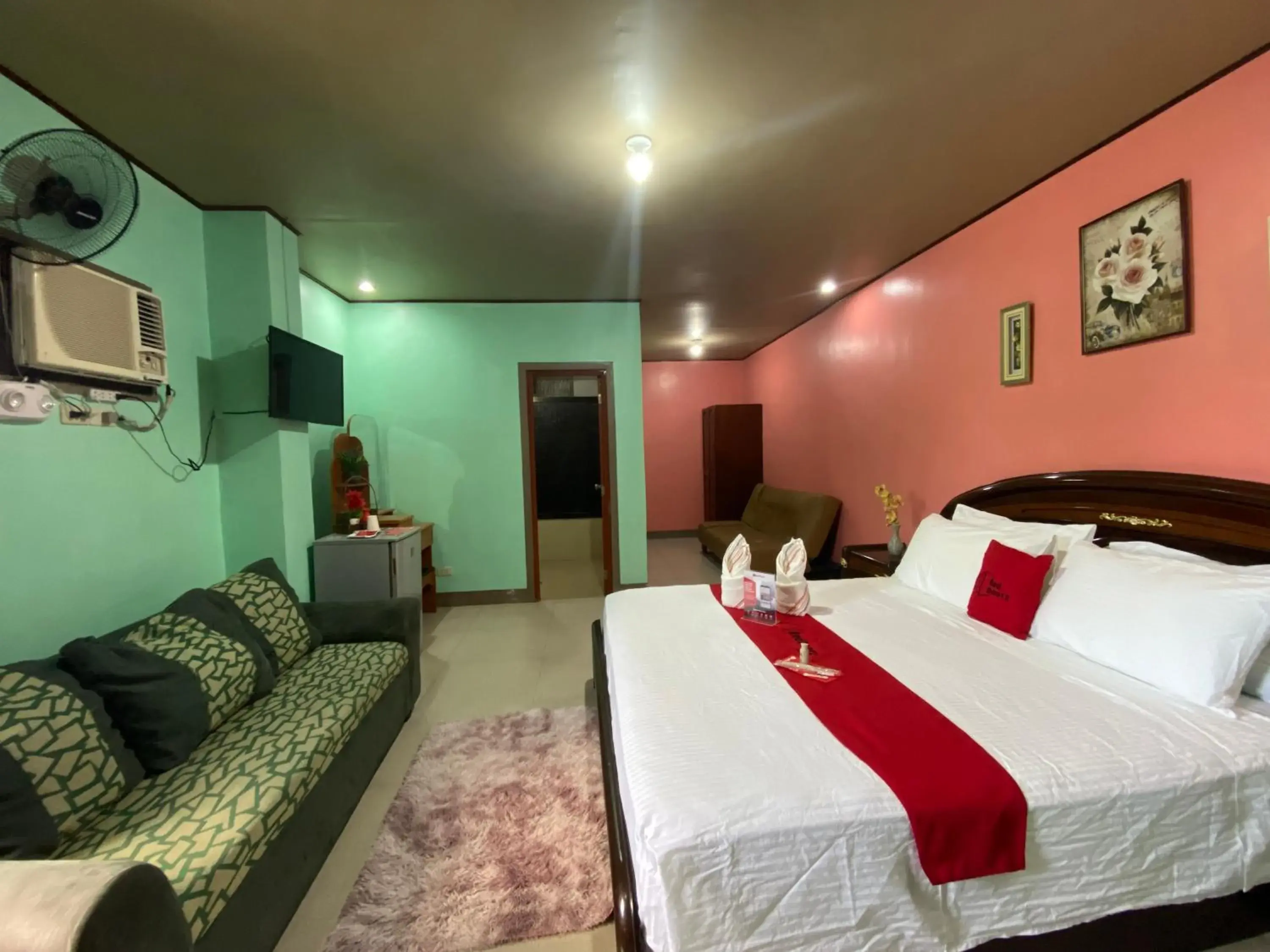 Executive Suite in RedDoorz Plus @ Lhexlyn Resort San Narciso Executive Suite in RedDoorz Plus @ Lhexlyn Resort San Narciso