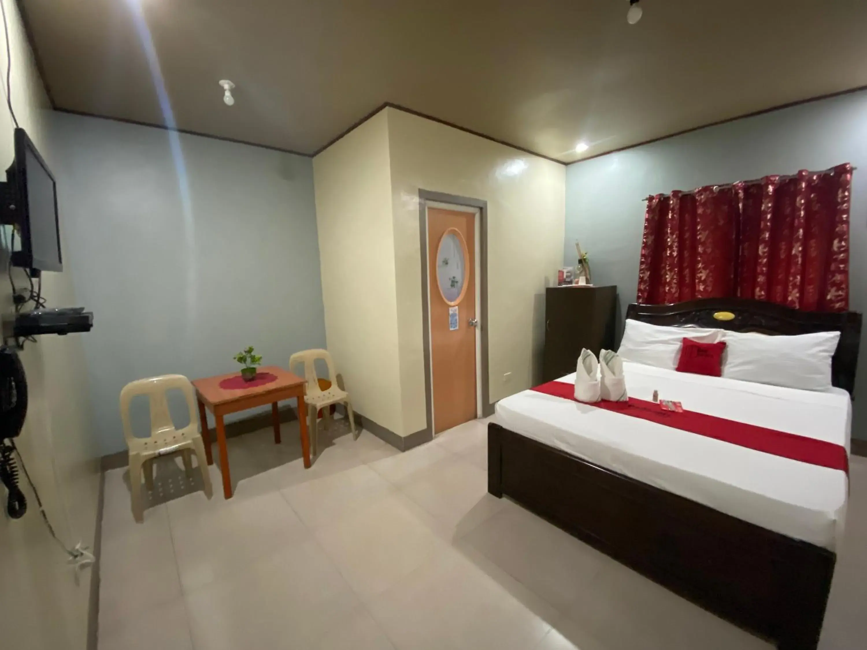 Deluxe Room in RedDoorz Plus @ Lhexlyn Resort San Narciso Deluxe Room in RedDoorz Plus @ Lhexlyn Resort San Narciso