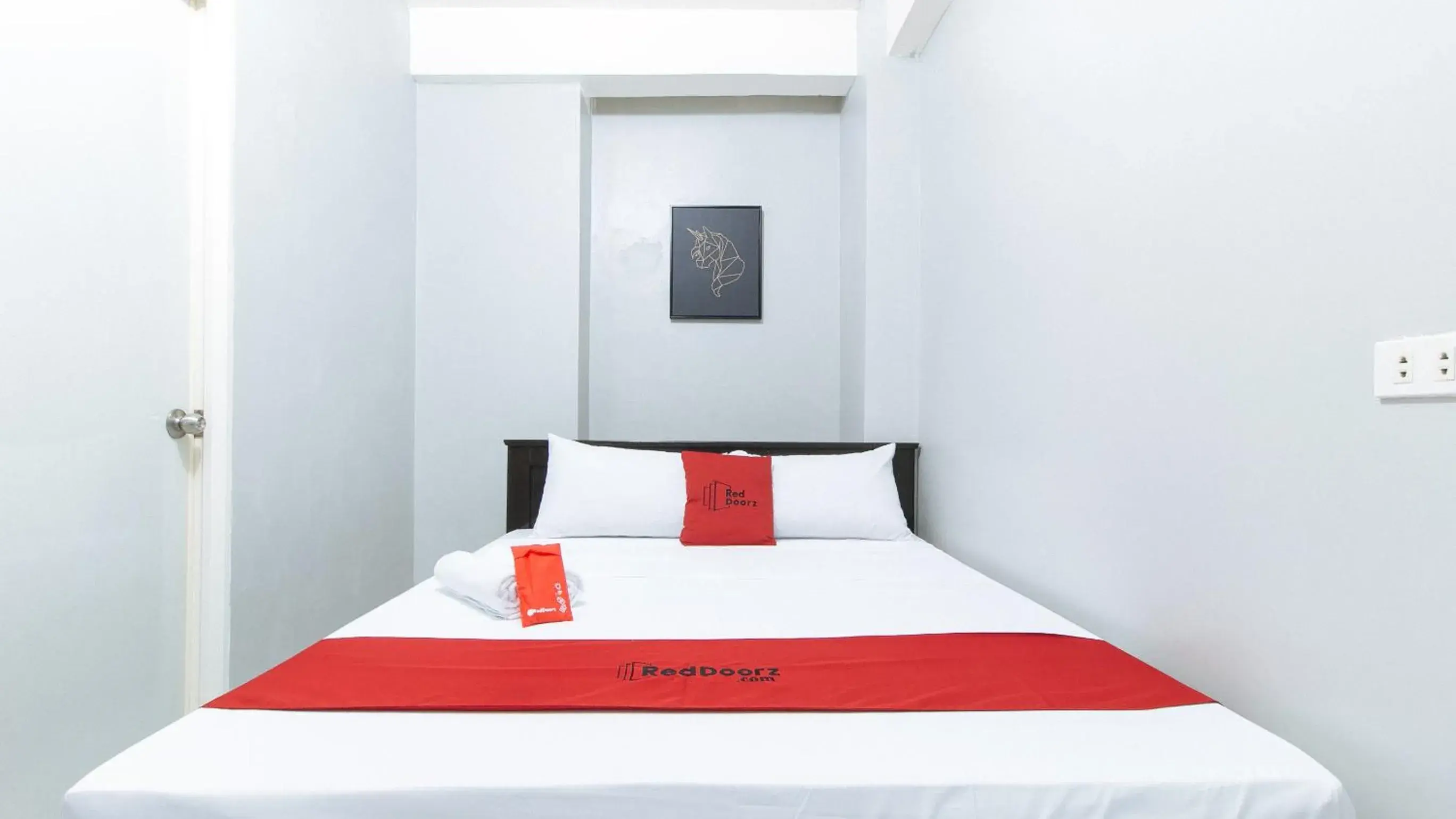 Double Room in RedDoorz near Pasay Rotonda Double Room in RedDoorz near Pasay Rotonda