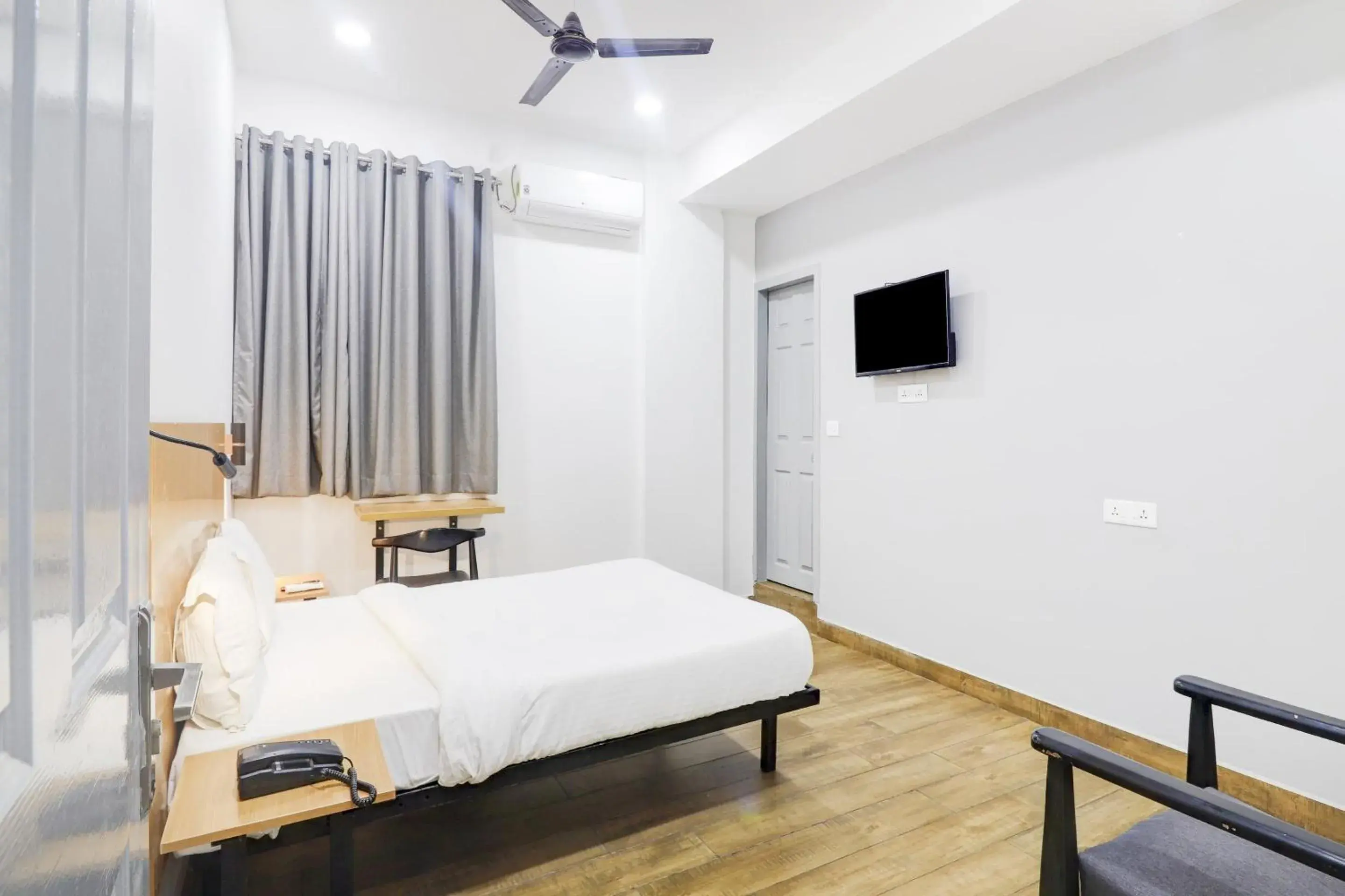 Classic Triple Room - single occupancy in Townhouse Madhapur Near Shilparamam Classic Triple Room - single occupancy in Townhouse Madhapur Near Shilparamam