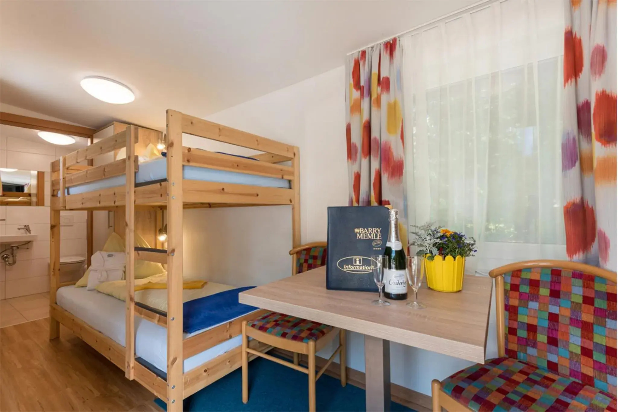 Budget Room with Bunk Bed in Barry Memle Directly at the Lake Budget Room with Bunk Bed in Barry Memle Directly at the Lake