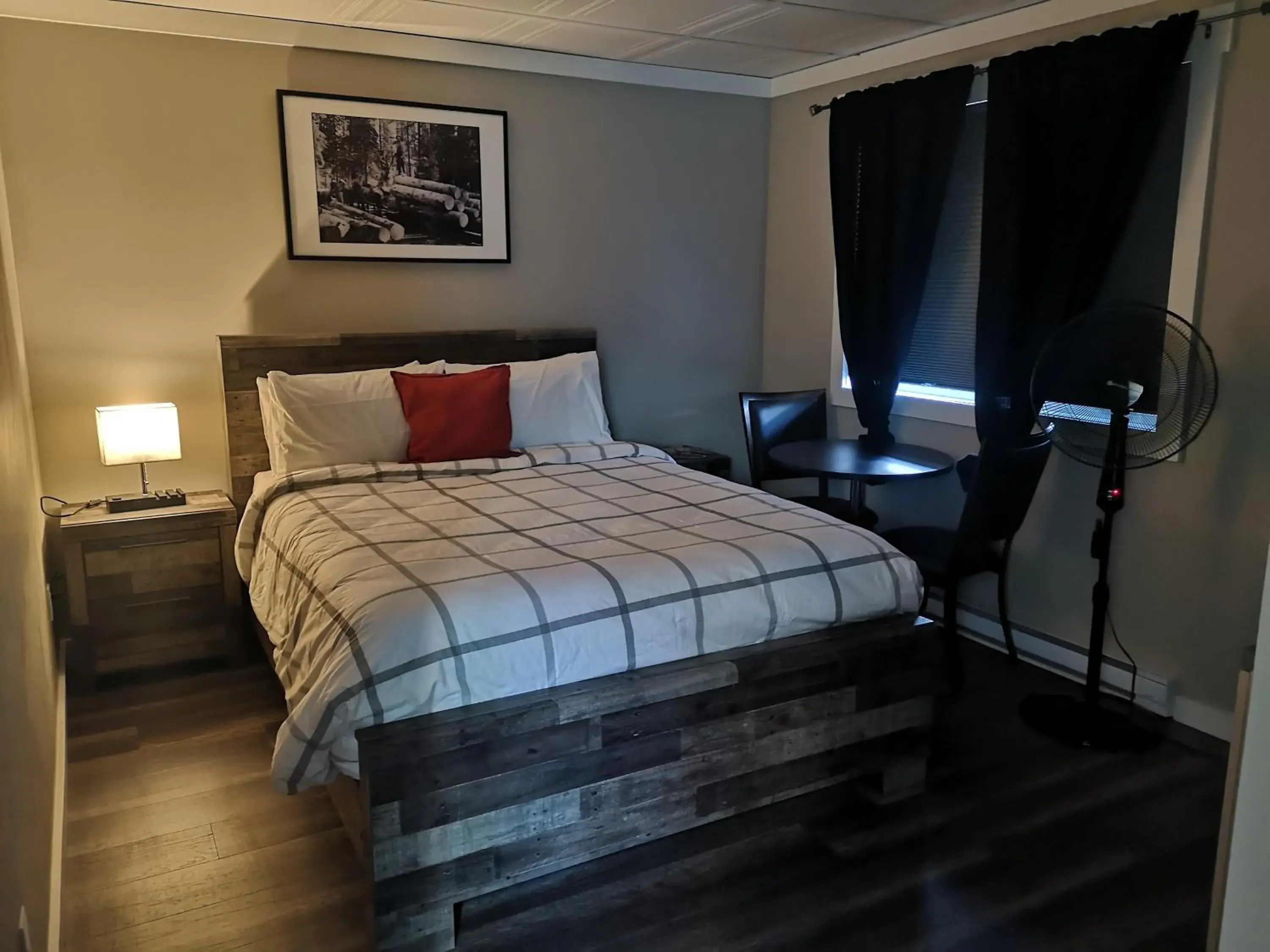 Queen Room in The Cache Hotel and Lodgings Queen Room in The Cache Hotel and Lodgings